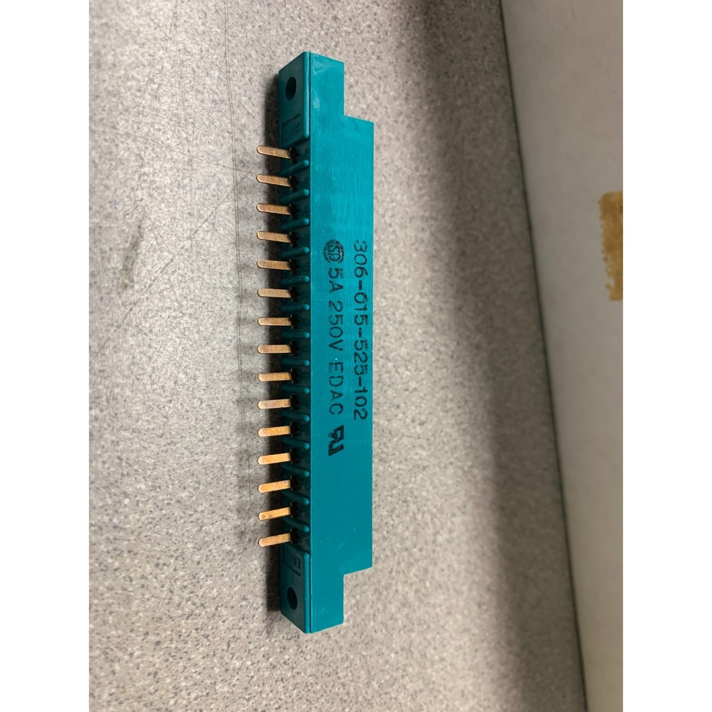 EDAC Inc. Standard Card Edge Connectors 15 Position 306-015-525-102 - Lot of 10 closeup of connector