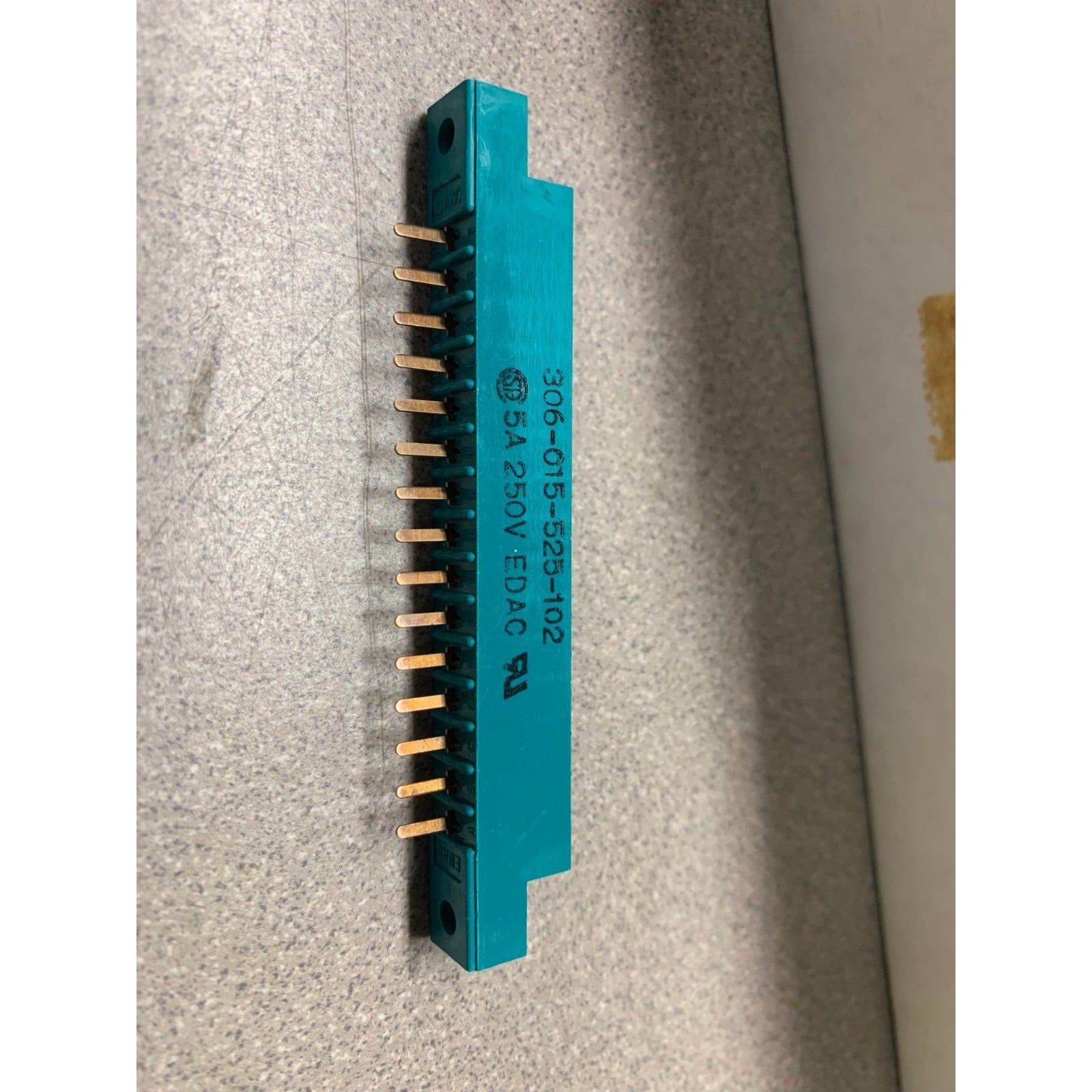 EDAC Inc. Standard Card Edge Connectors 15 Position 306-015-525-102 - Lot of 10 closeup of connector