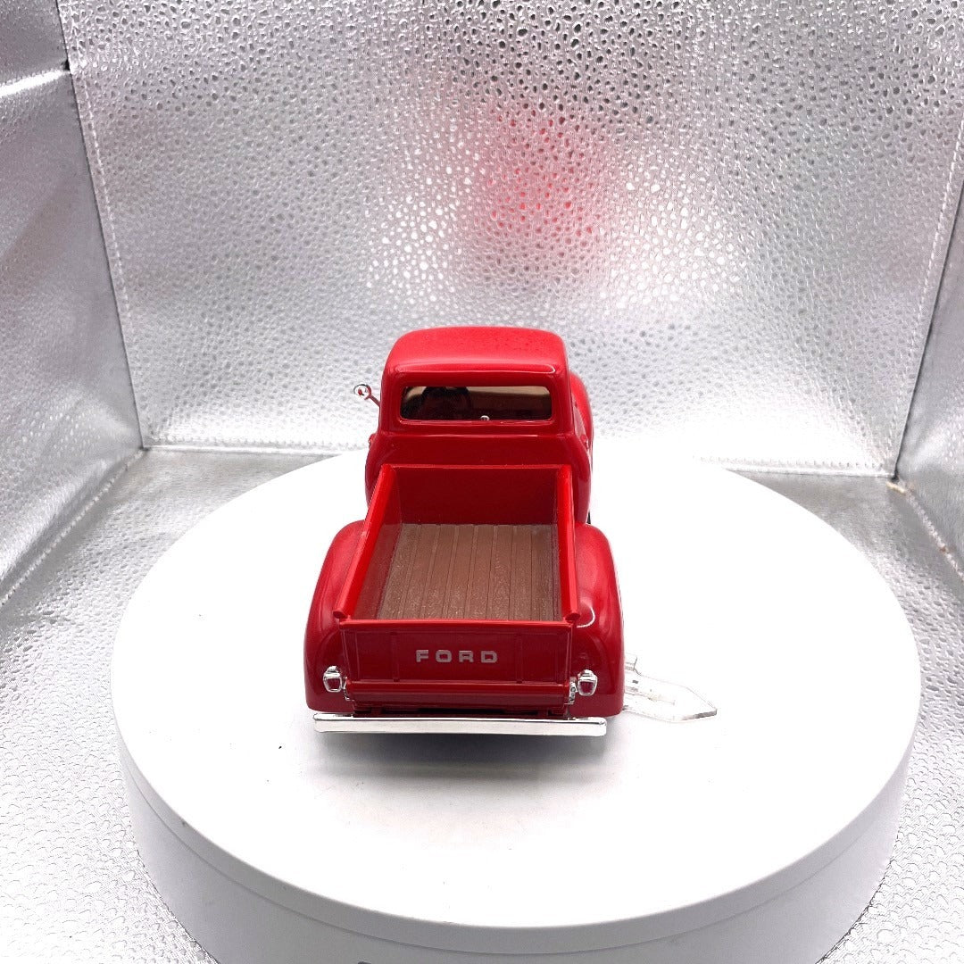 Motor Max 1955 Ford F-100 Pickup Red Die Cast, Scale: 1/24, No. 79341 back end/truck bed view