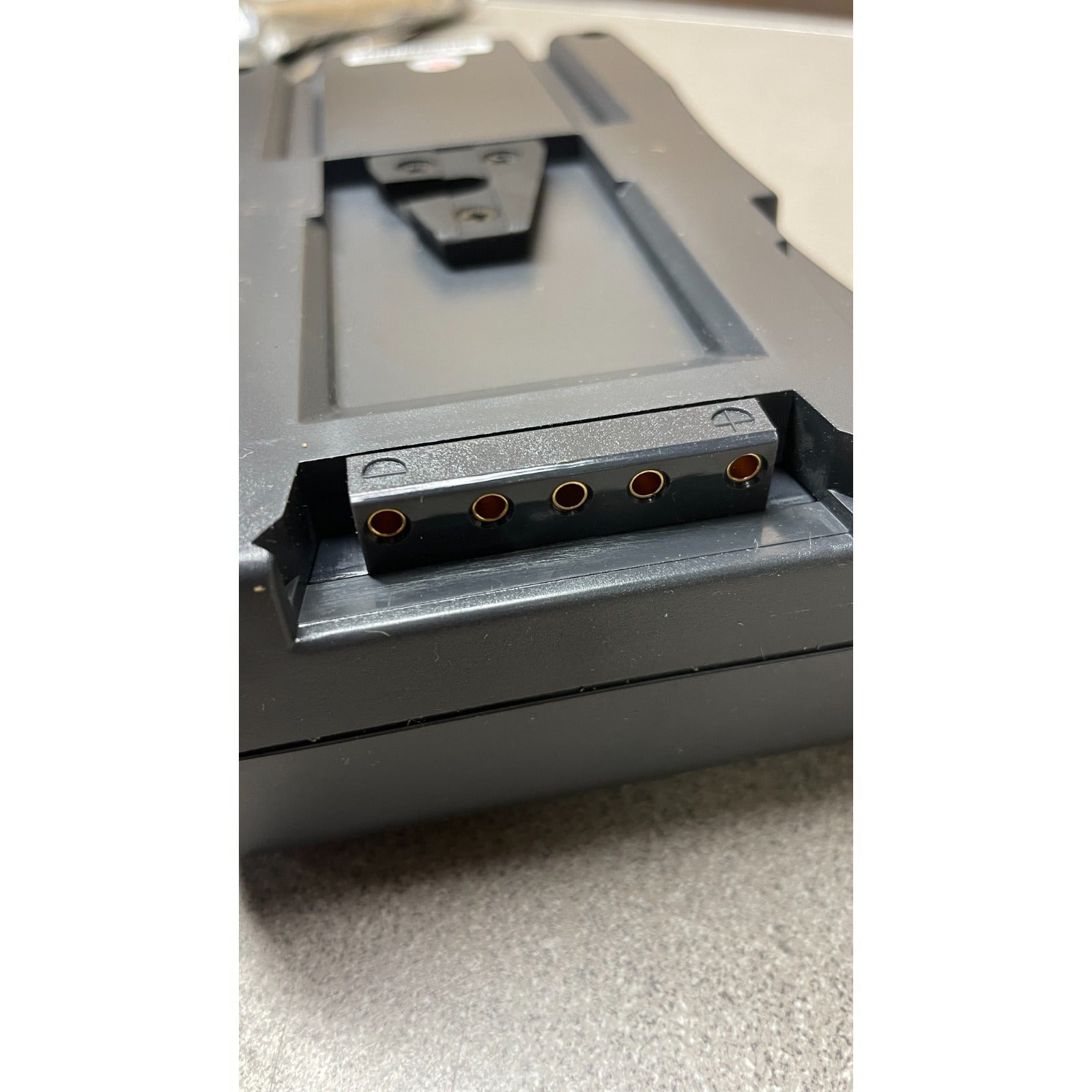 VariZoom S-8080S Lithium Ion Battery Pack closeup of back connector outlet