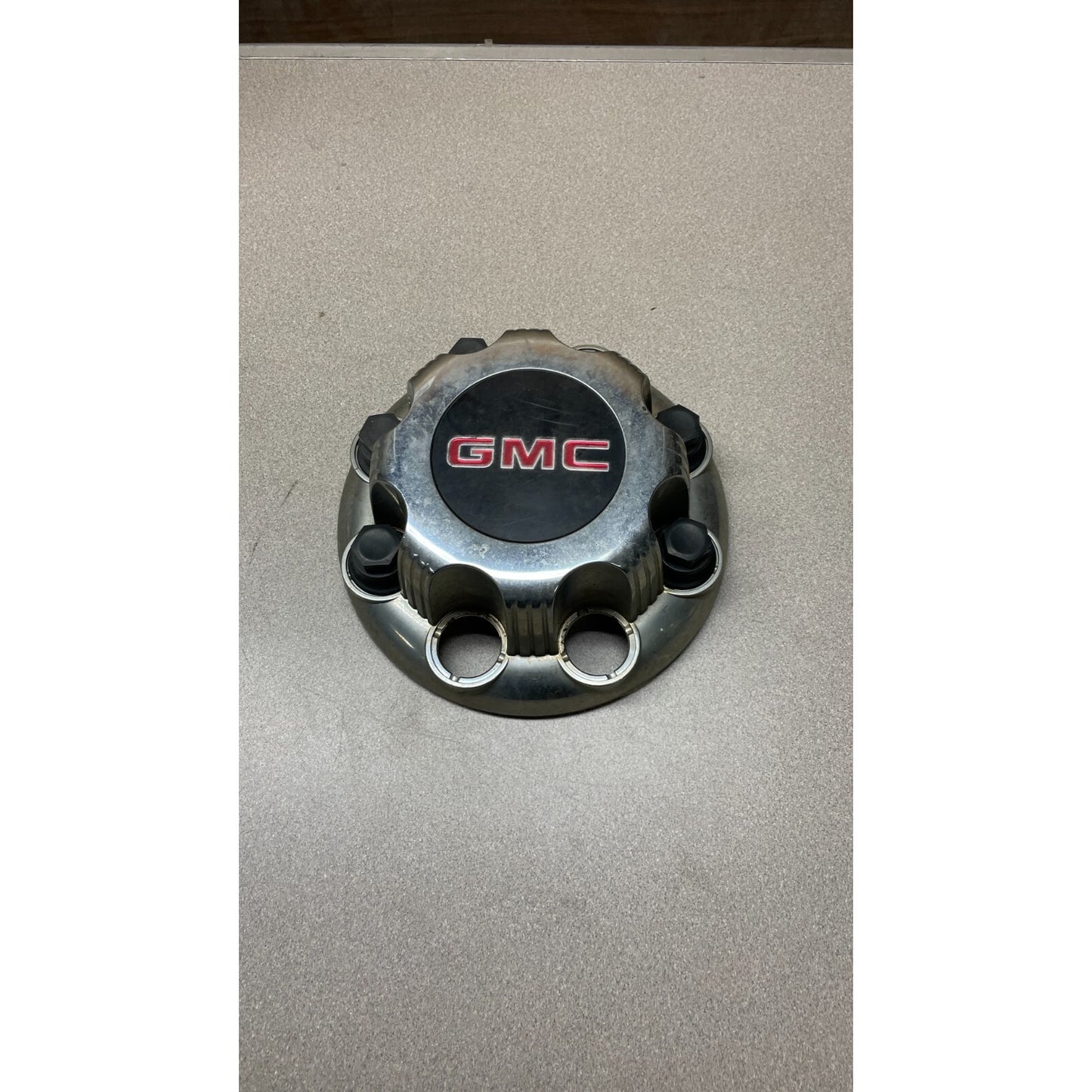 GMC Hubcap with 5 Lugnut Caps