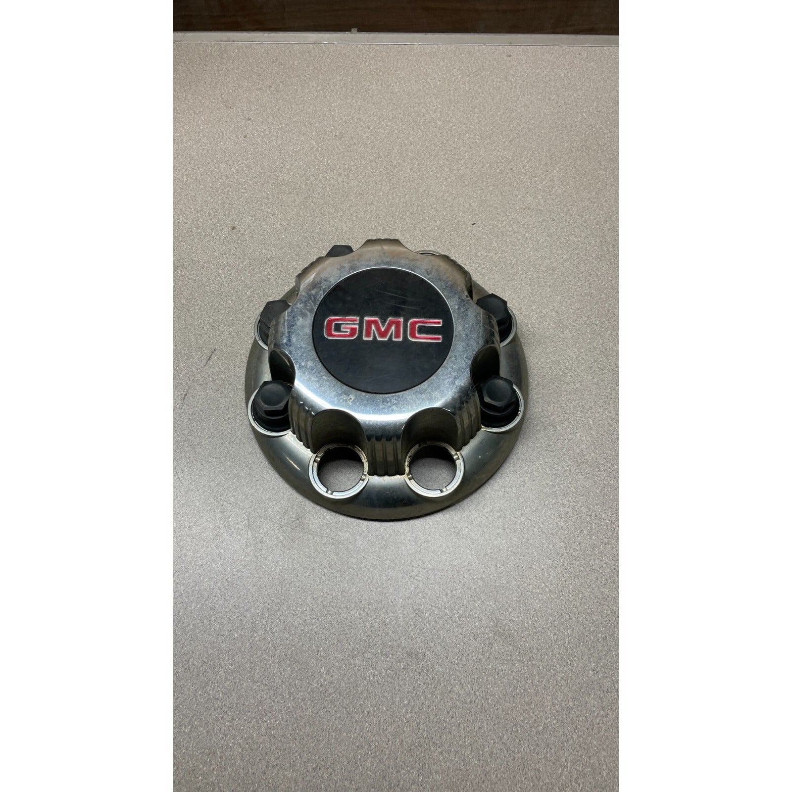 GMC Hubcap with 5 Lugnut Caps