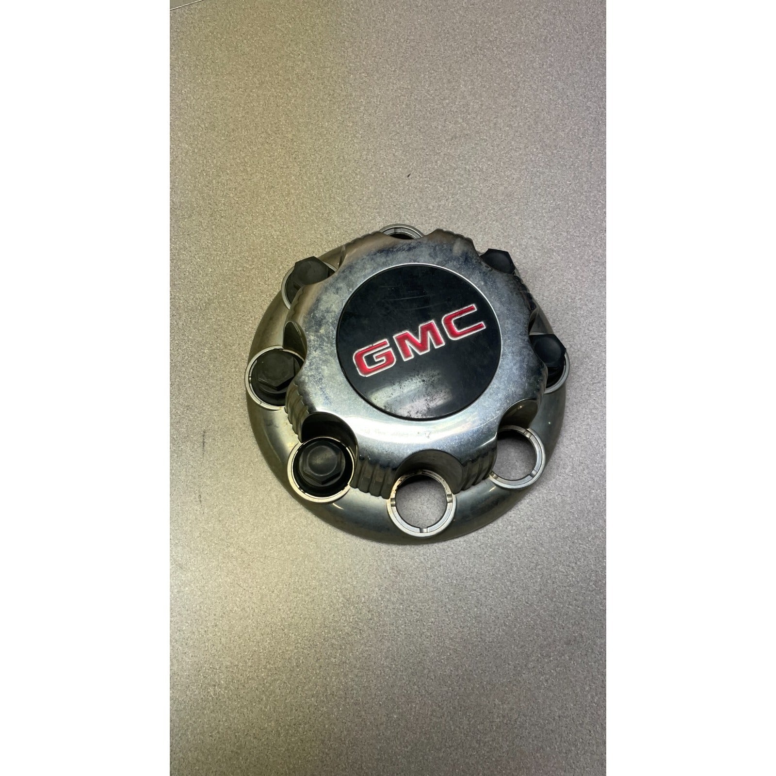 GMC Hubcap with 5 Lugnut Caps top/side view
