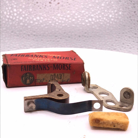 Fairbanks Morse Q2437 Magneto Ignition Points Set parts and box view