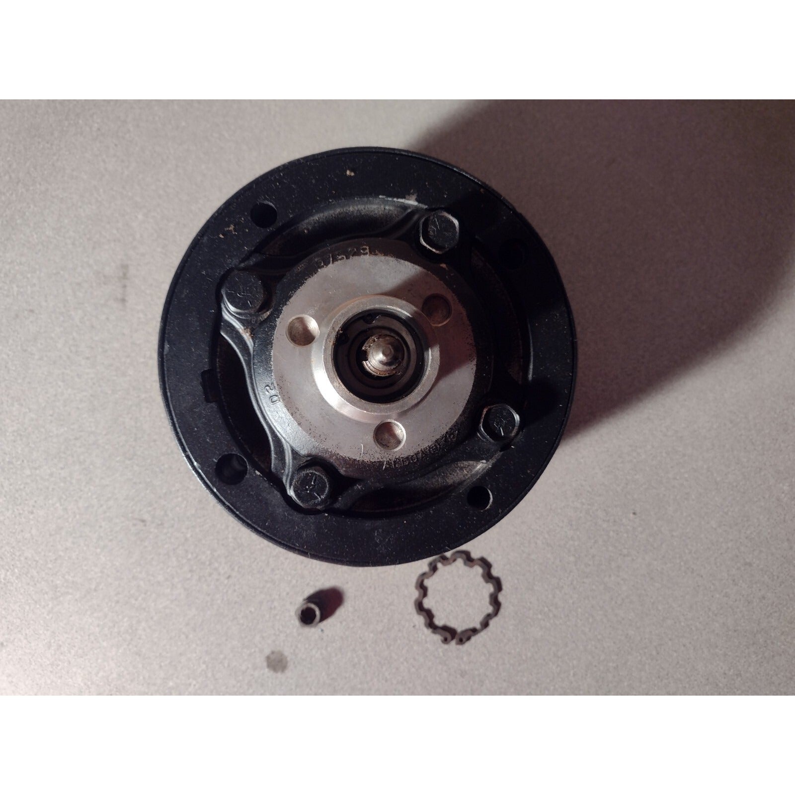 Delco Remanufactured Compressor Without Clutch 12305744, 1# 15-2233 top view with hardware