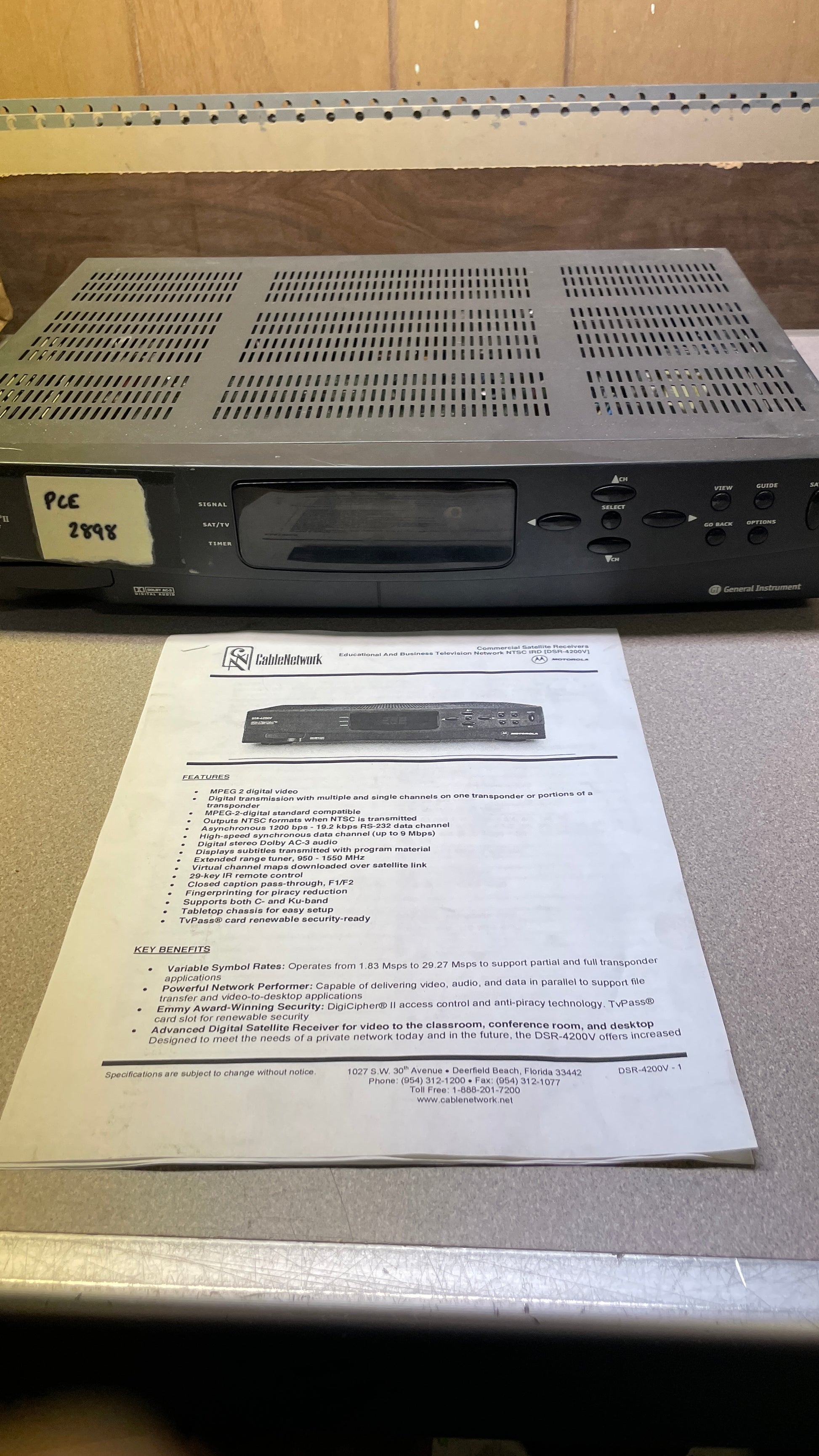 GI General Instrument DSR-4200 MPEG-2 DigiCipher II Digital Satellite Receiver with manual