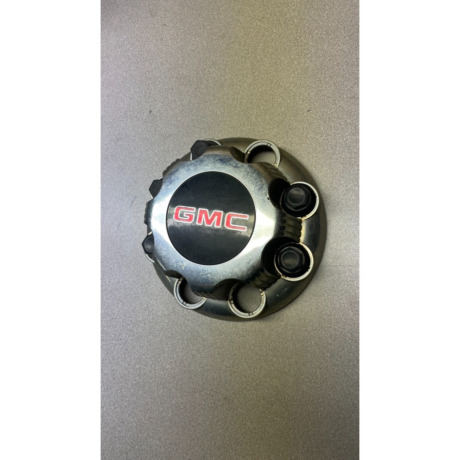 GMC Hubcap with 5 Lugnut Caps
