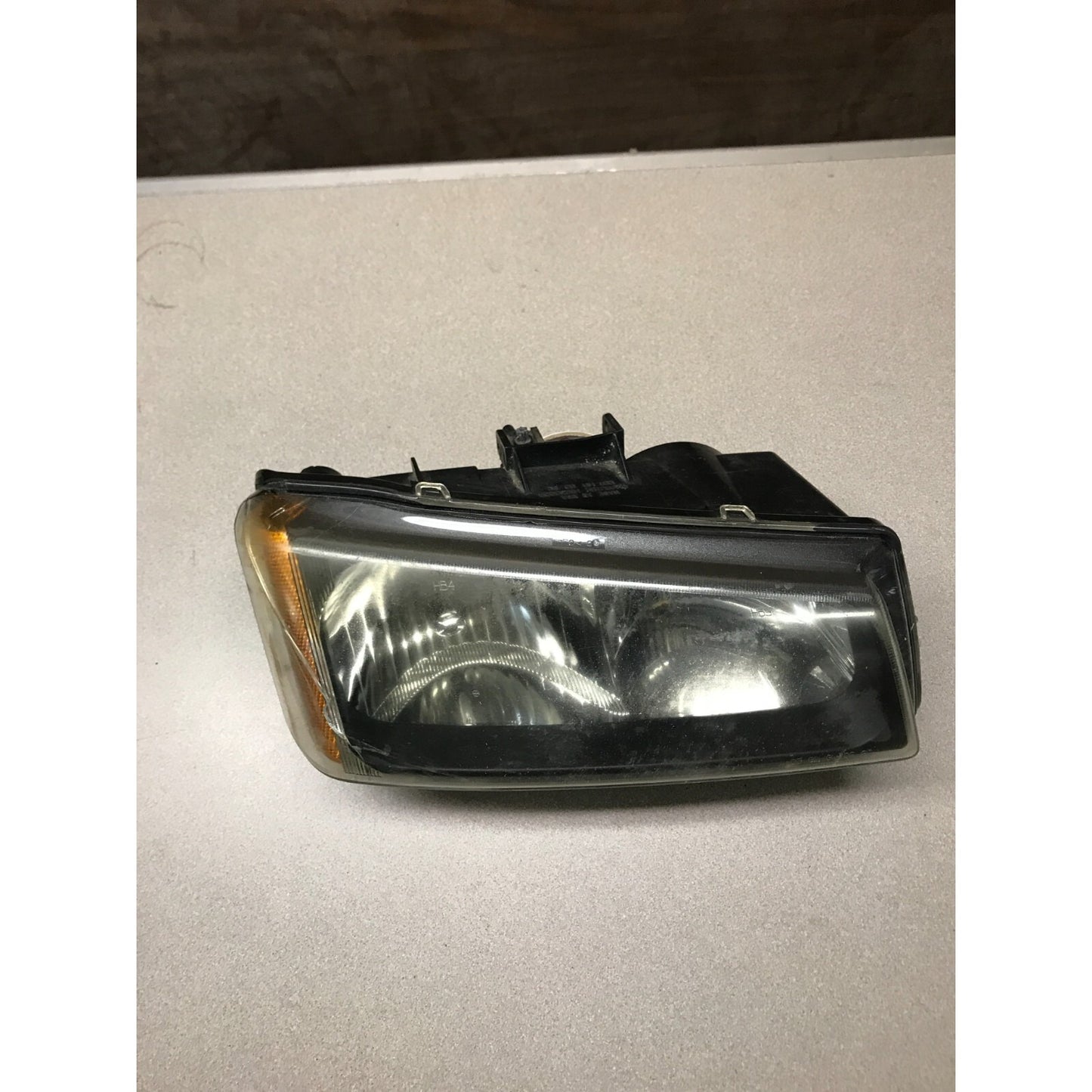 GM 16530938 Right Top Headlight Lens, Fits 2003 Chevy Silverado 2500HD