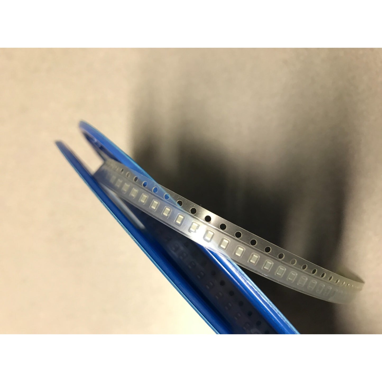 Murata SMD Chip Resistor Stripe GRM40 COG 100C 50-500 PT283 closeup of resistor stripe