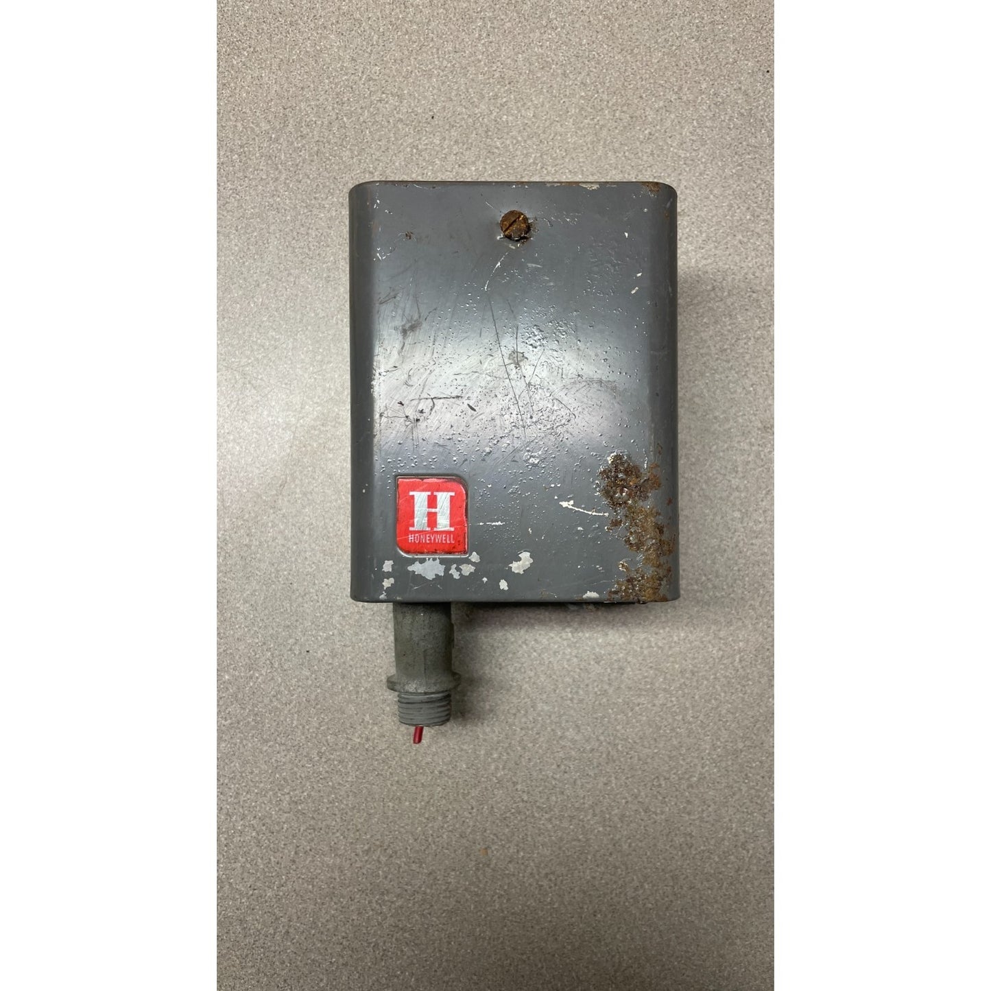 Honeywell Switching Relay RA832A front view shows some rust on case