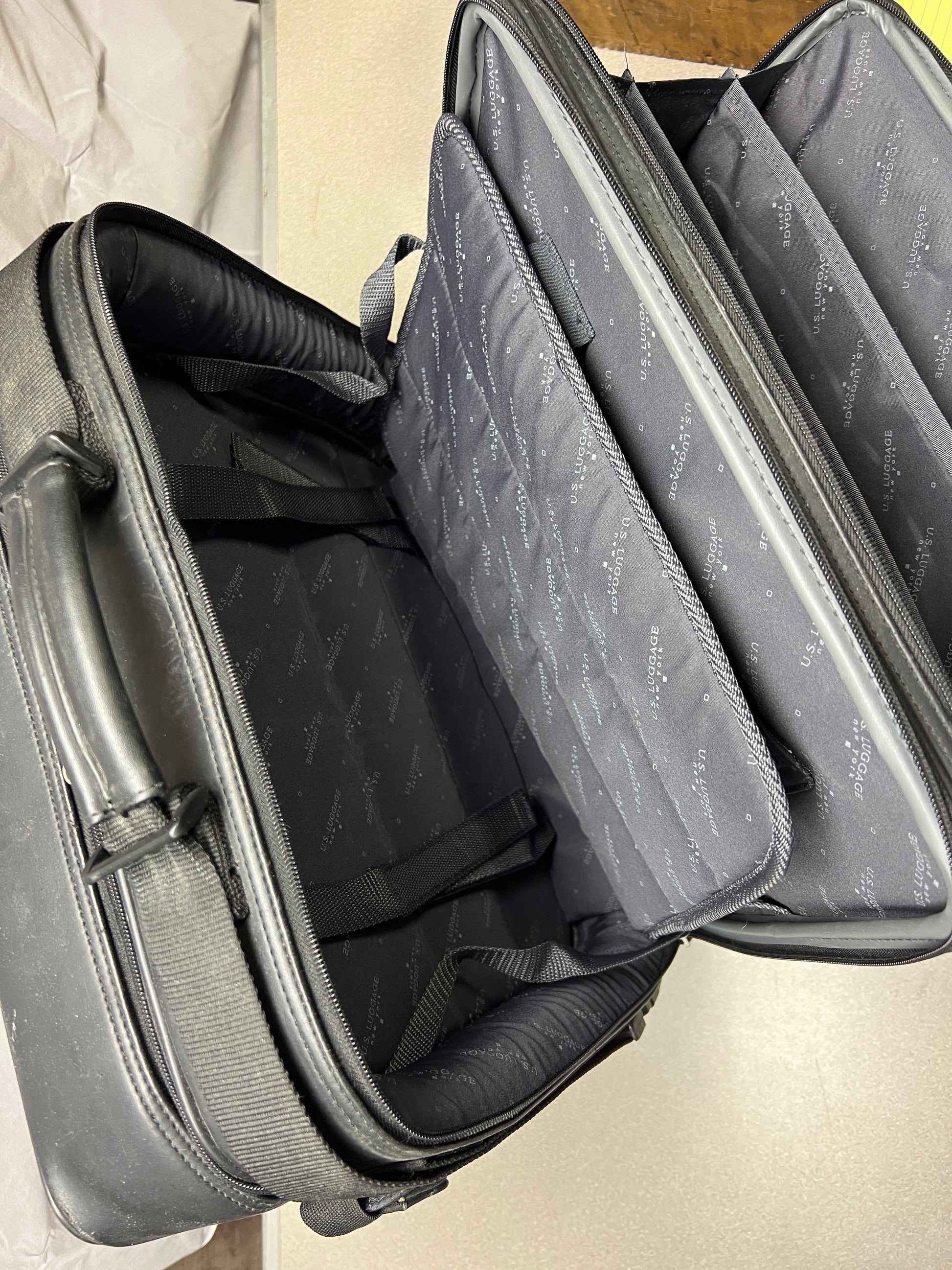 Black U.S. Luggage New York Leather Travel Bag - padded section for laptop/tablet