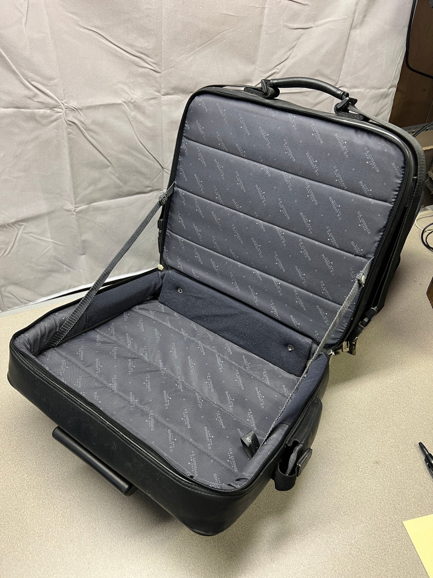 Black U.S. Luggage New York Leather Travel Bag - Main Compartment