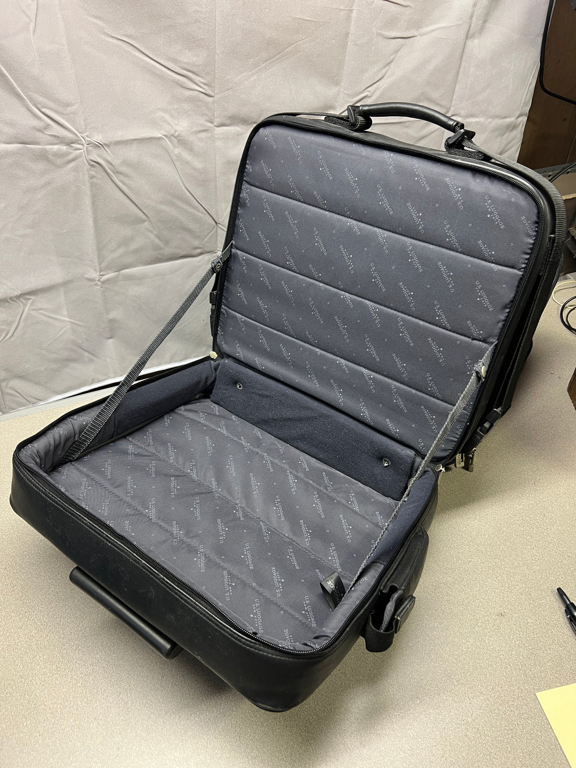 Black U.S. Luggage New York Leather Travel Bag - Main Compartment