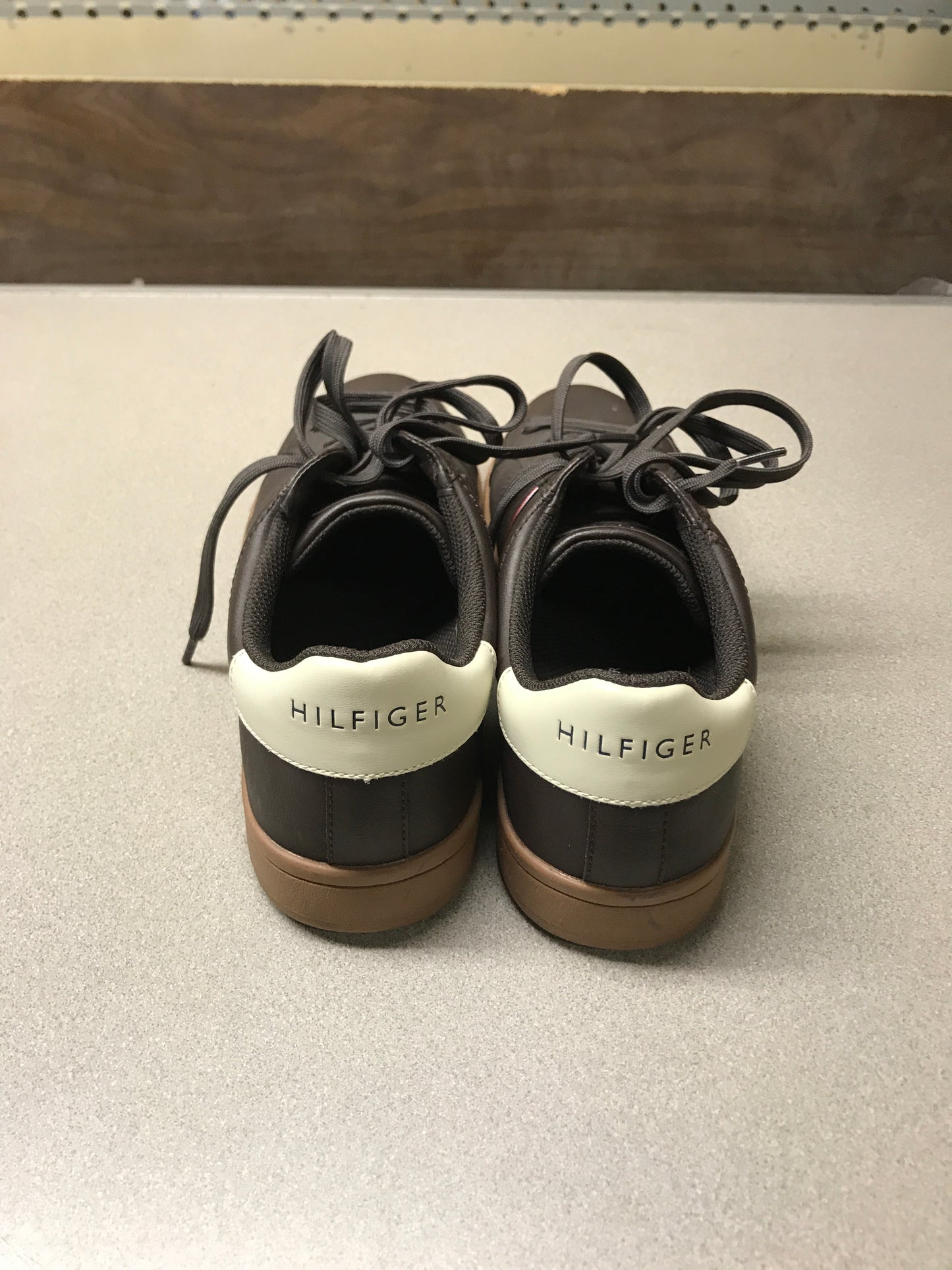Tommy Hilfiger 2022 Low Cut Athletic Shoe Brown Size 10.5 heel view