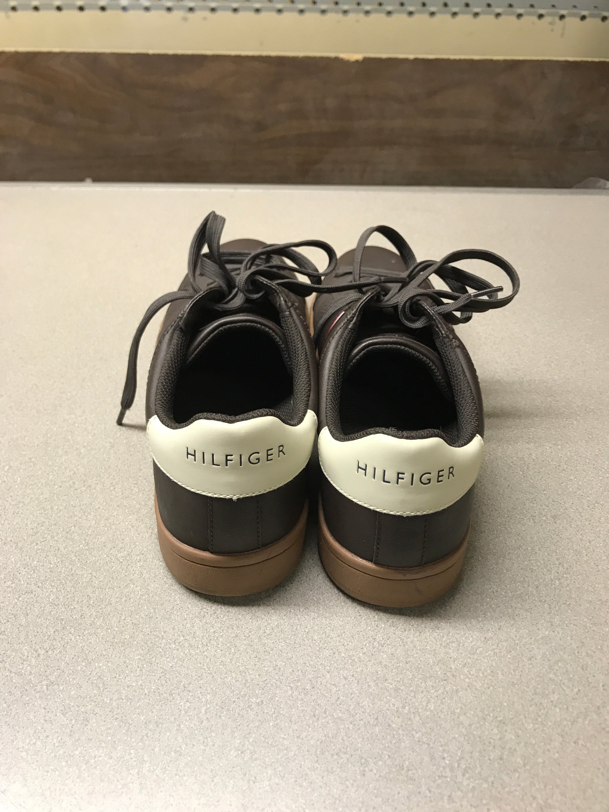 Tommy Hilfiger 2022 Low Cut Athletic Shoe Brown Size 10.5 heel view
