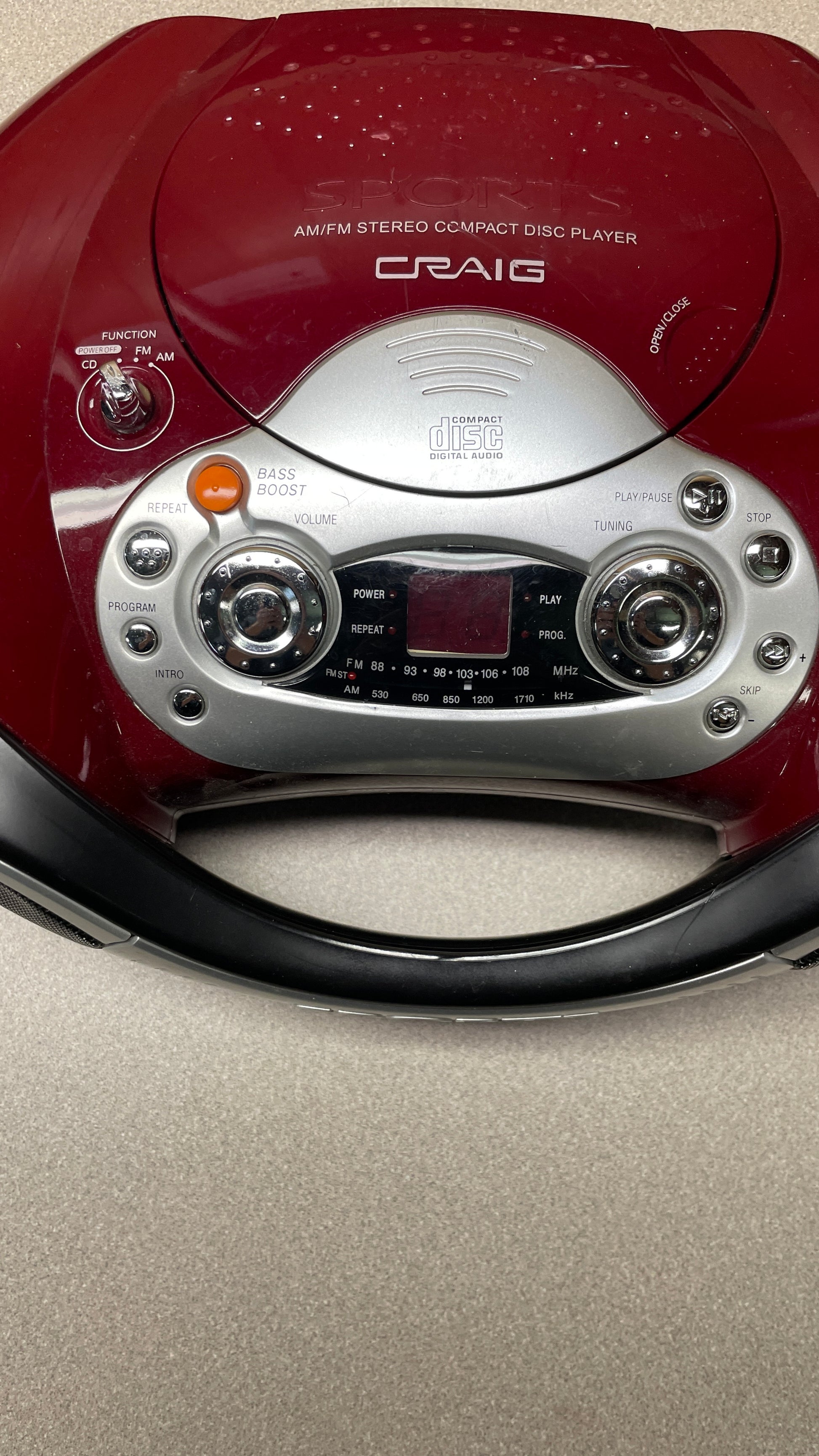 Craig CD6912B Maroon Vintage Sports Stereo Radio closeup