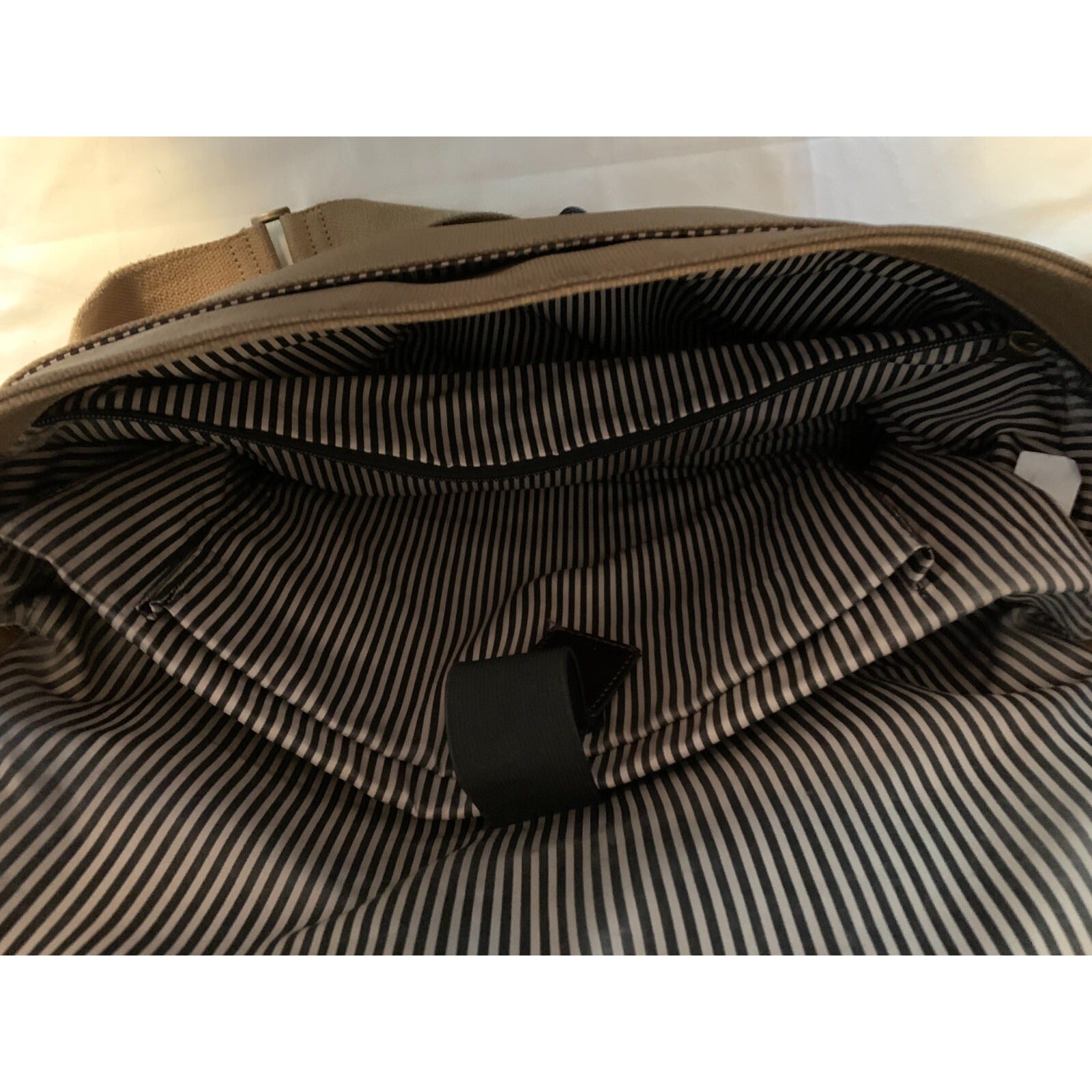 Brown/Tan Satchell Laptop Bag PT closeup of inside compartment