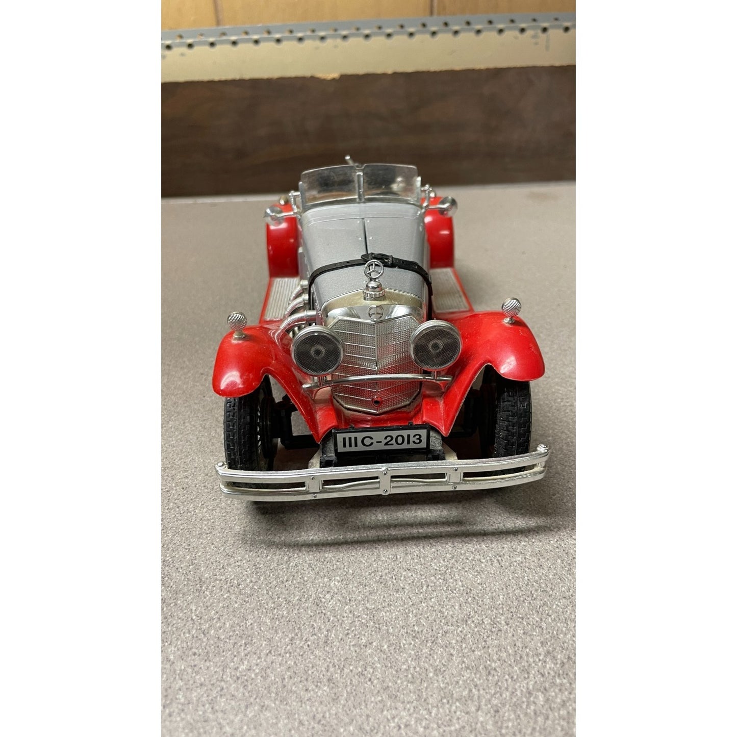 Burago 1936 Mercedes Benz 500k Roadster Red Die Cast, Scale 1:20, 3020, Made In Italy front end view