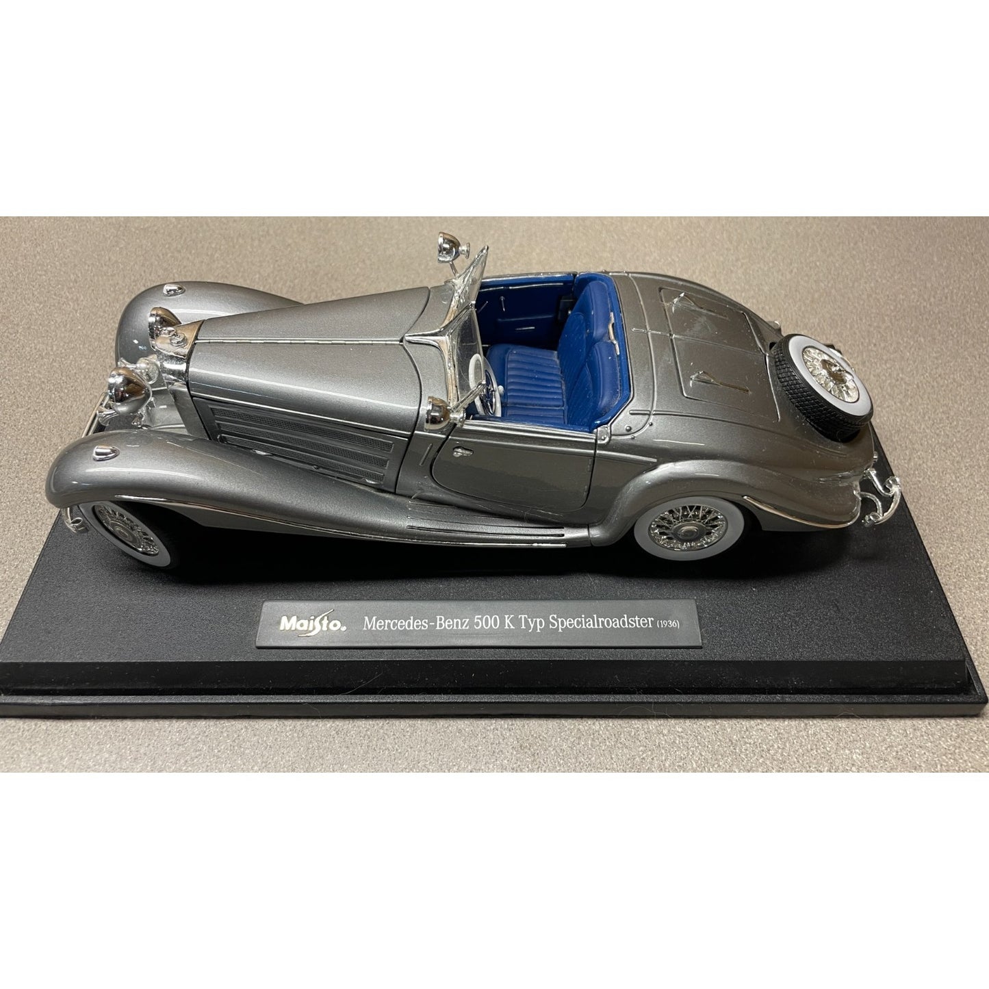 Maisto Silver 1936 Mercedes-Benz 500 K Typ Specialroadster 1:18 Scale Diecast Model drivers side/overhead view