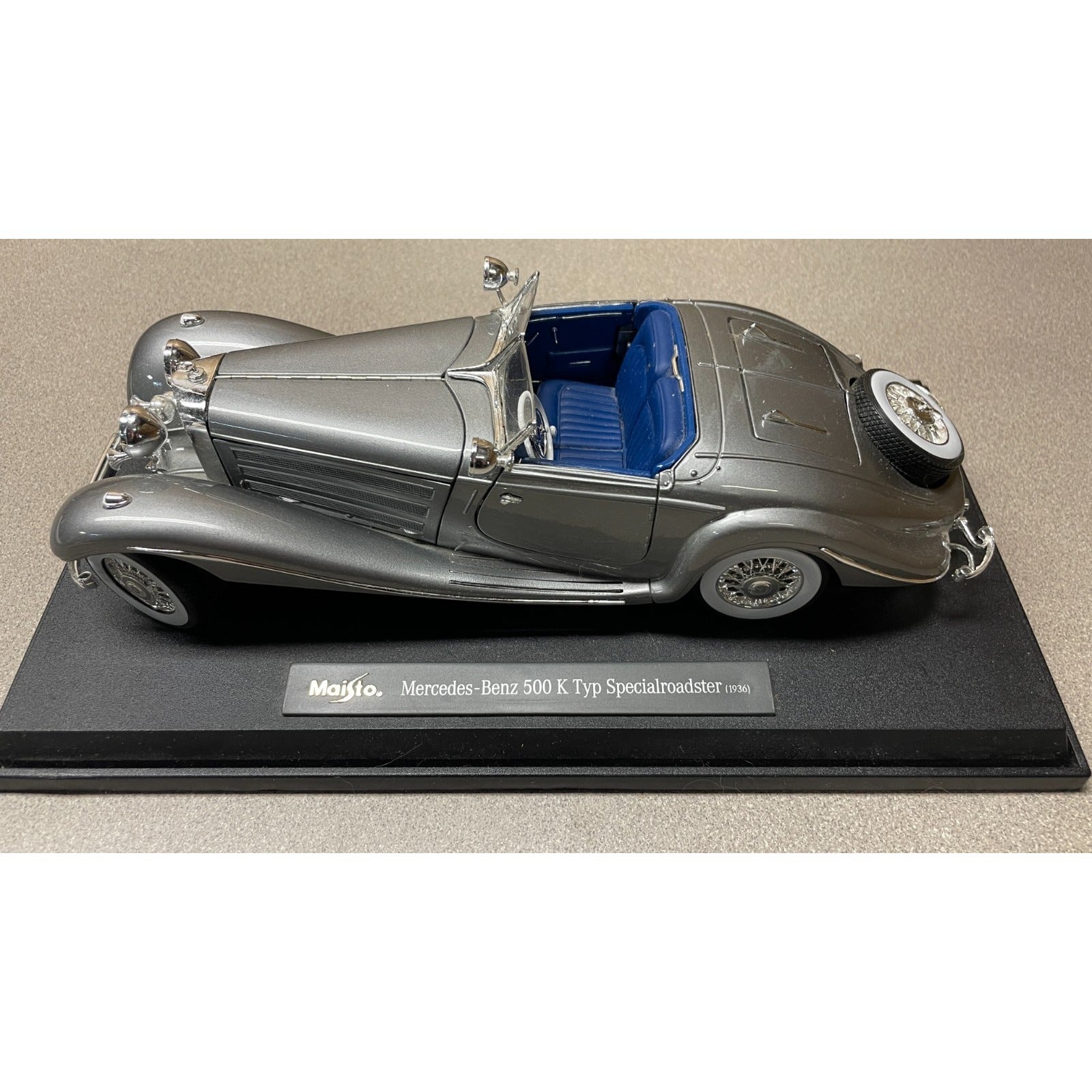 Maisto Silver 1936 Mercedes-Benz 500 K Typ Specialroadster 1:18 Scale Diecast Model drivers side/overhead view