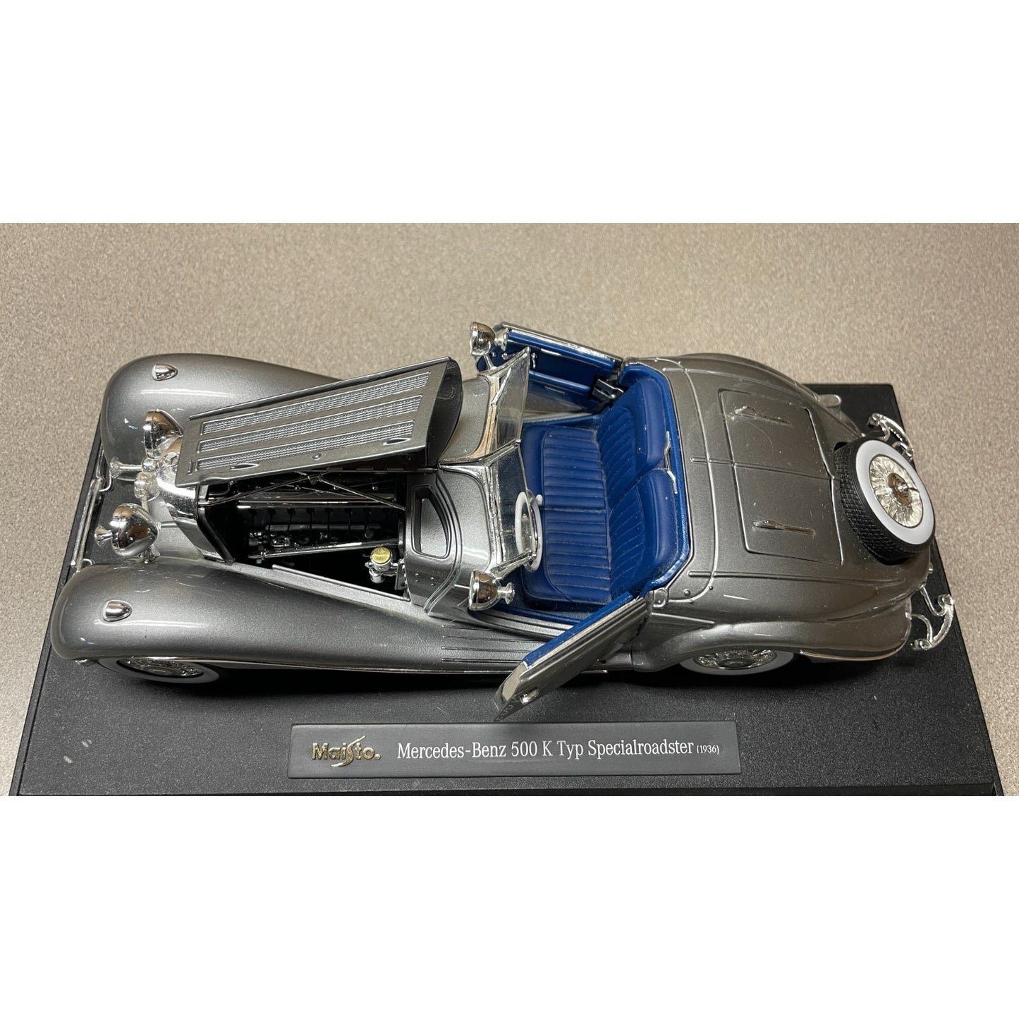 Maisto Silver 1936 Mercedes-Benz 500 K Typ Specialroadster 1:18 Scale Diecast Model overhead view with doors and hood open