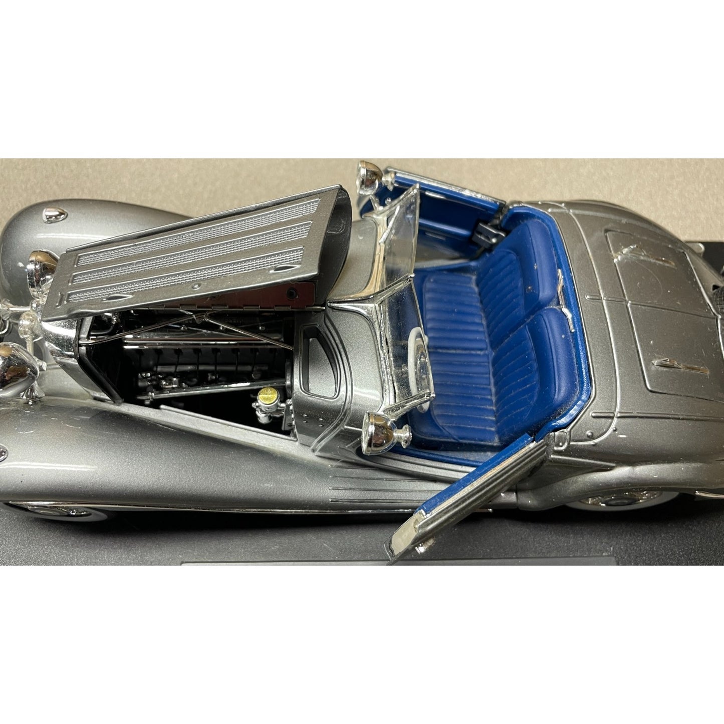 Maisto Silver 1936 Mercedes-Benz 500 K Typ Specialroadster 1:18 Scale Diecast Model closeup overhead view with doors and hood open