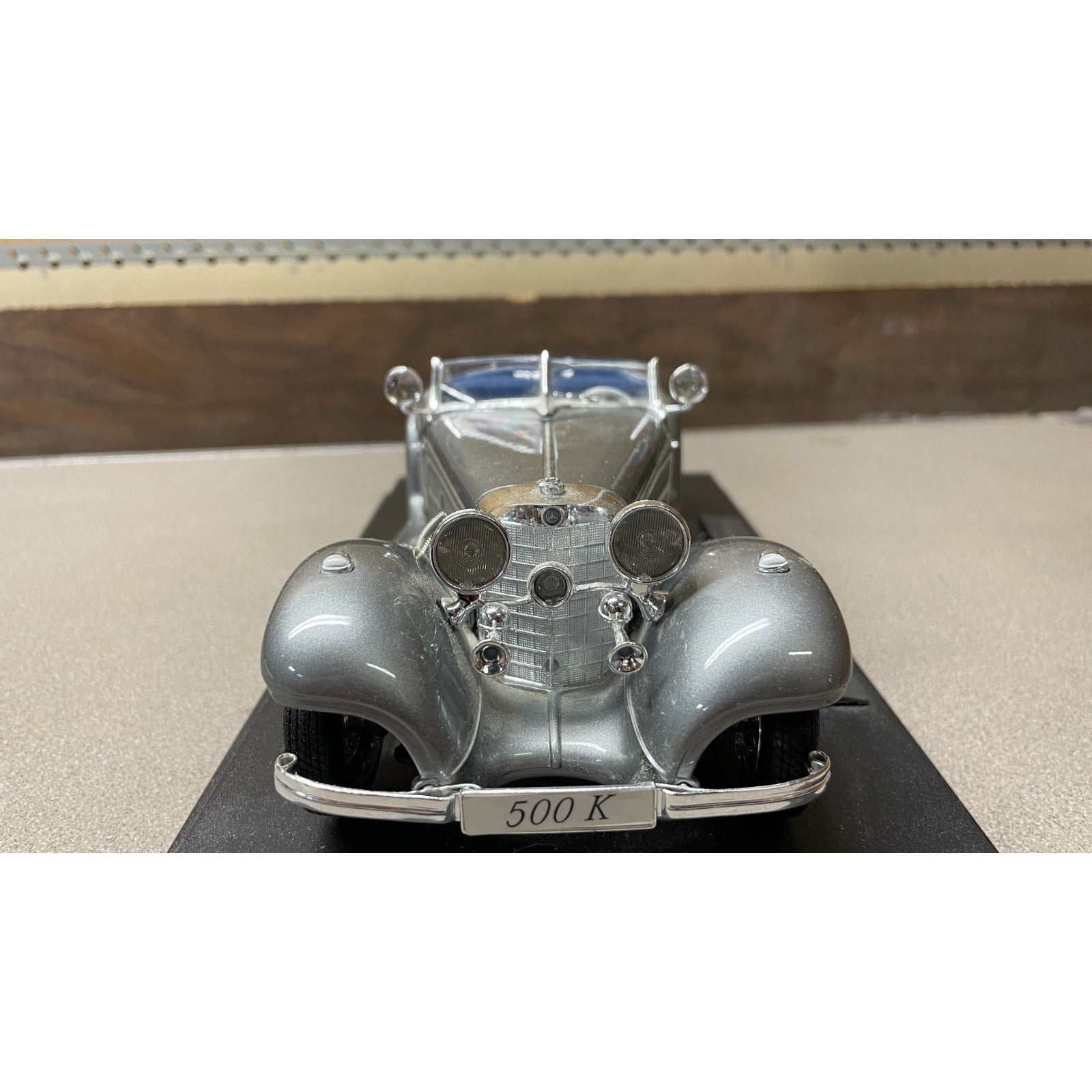 Maisto Silver 1936 Mercedes-Benz 500 K Typ Specialroadster 1:18 Scale Diecast Model front end view