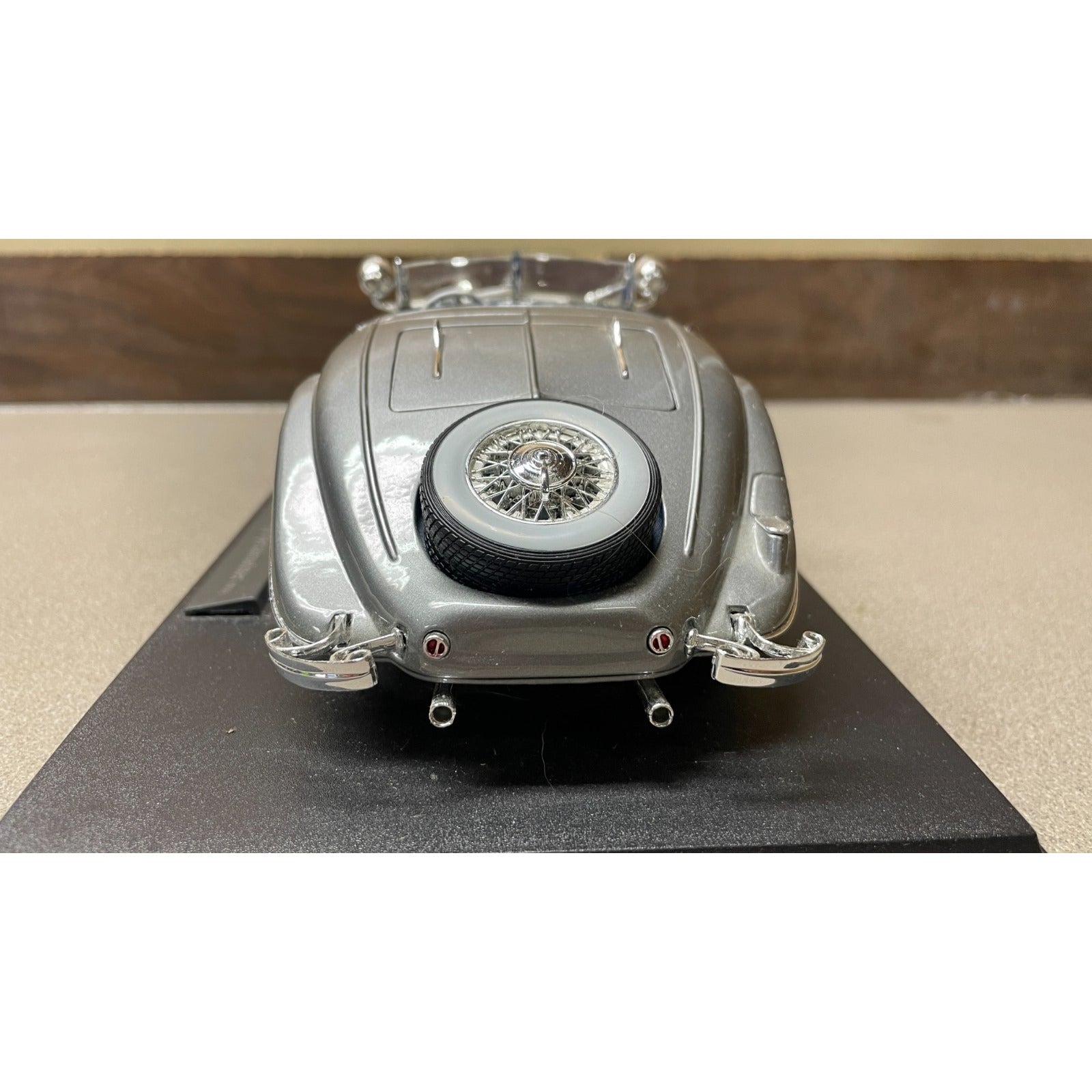 Maisto Silver 1936 Mercedes-Benz 500 K Typ Specialroadster 1:18 Scale Diecast Model back end view