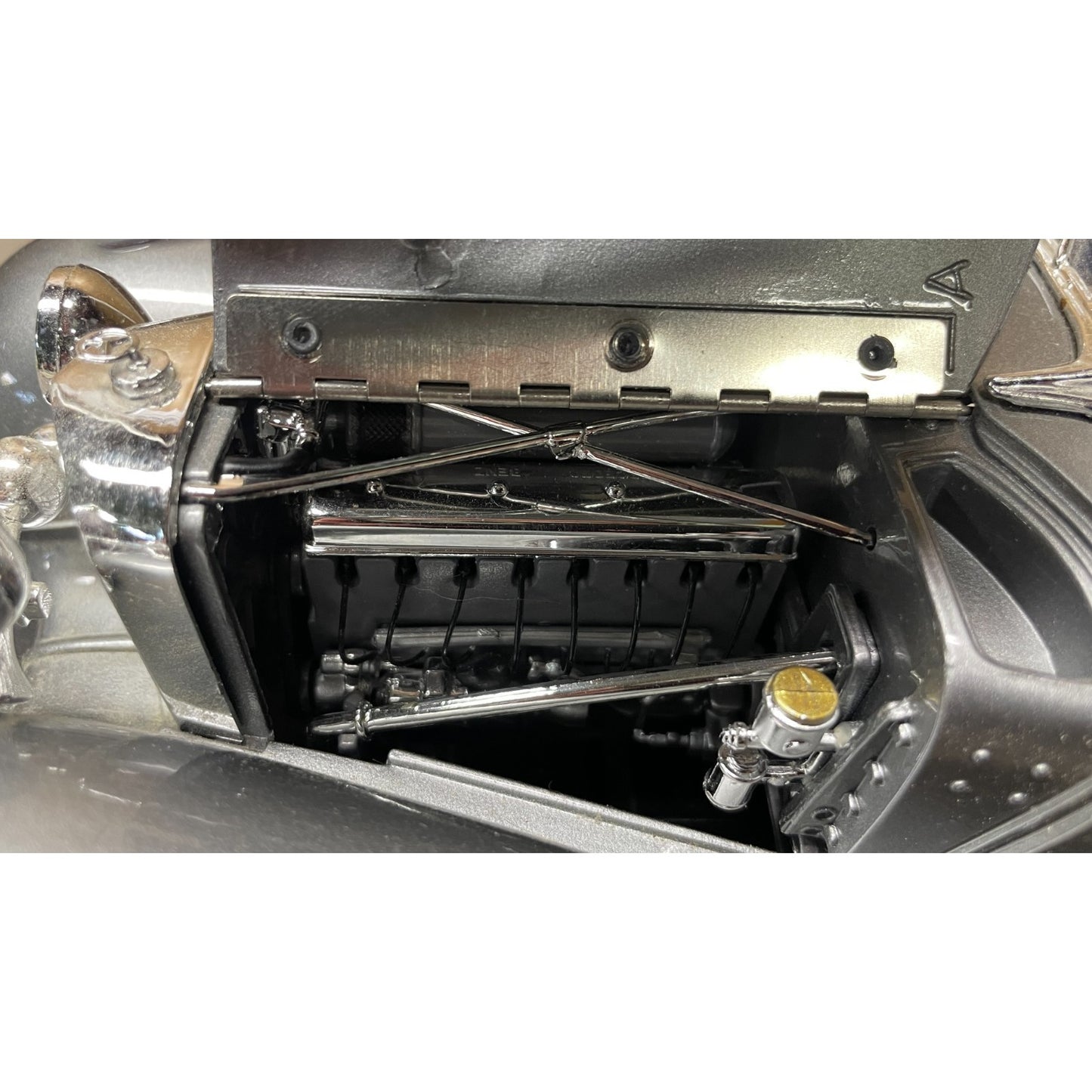 Maisto Silver 1936 Mercedes-Benz 500 K Typ Specialroadster 1:18 Scale Diecast Model closeup of engine