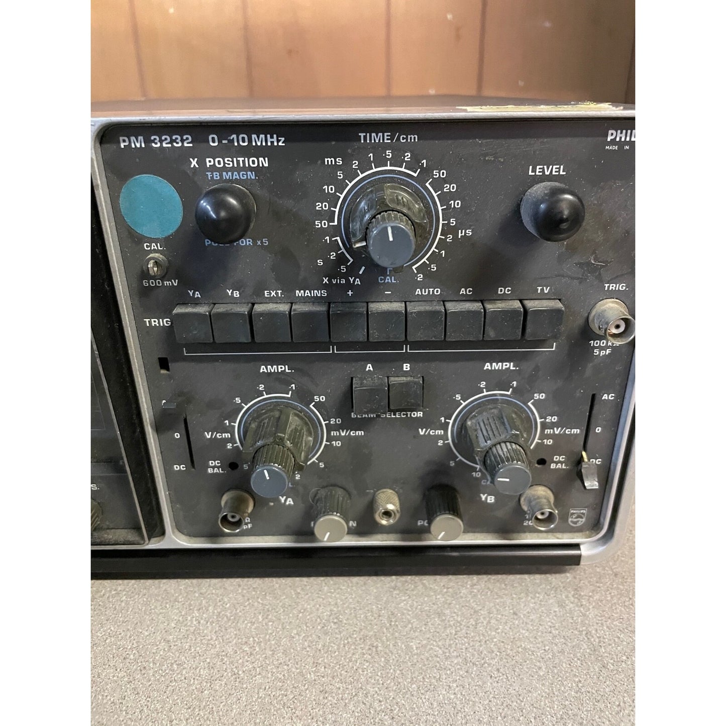 Philips PM 3232 0-10 MHz controls closeup