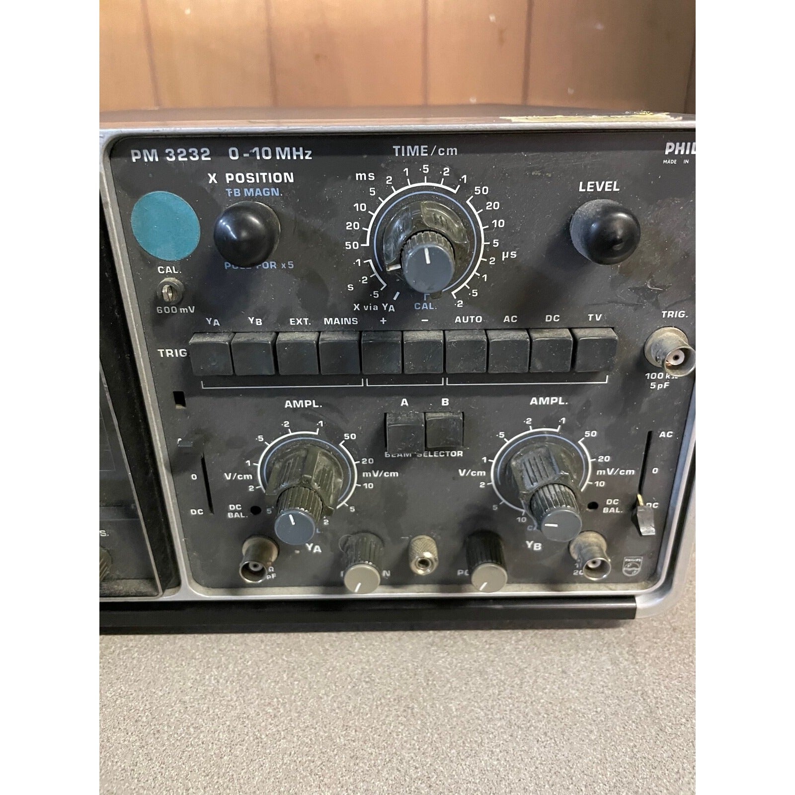 Philips PM 3232 0-10 MHz controls closeup