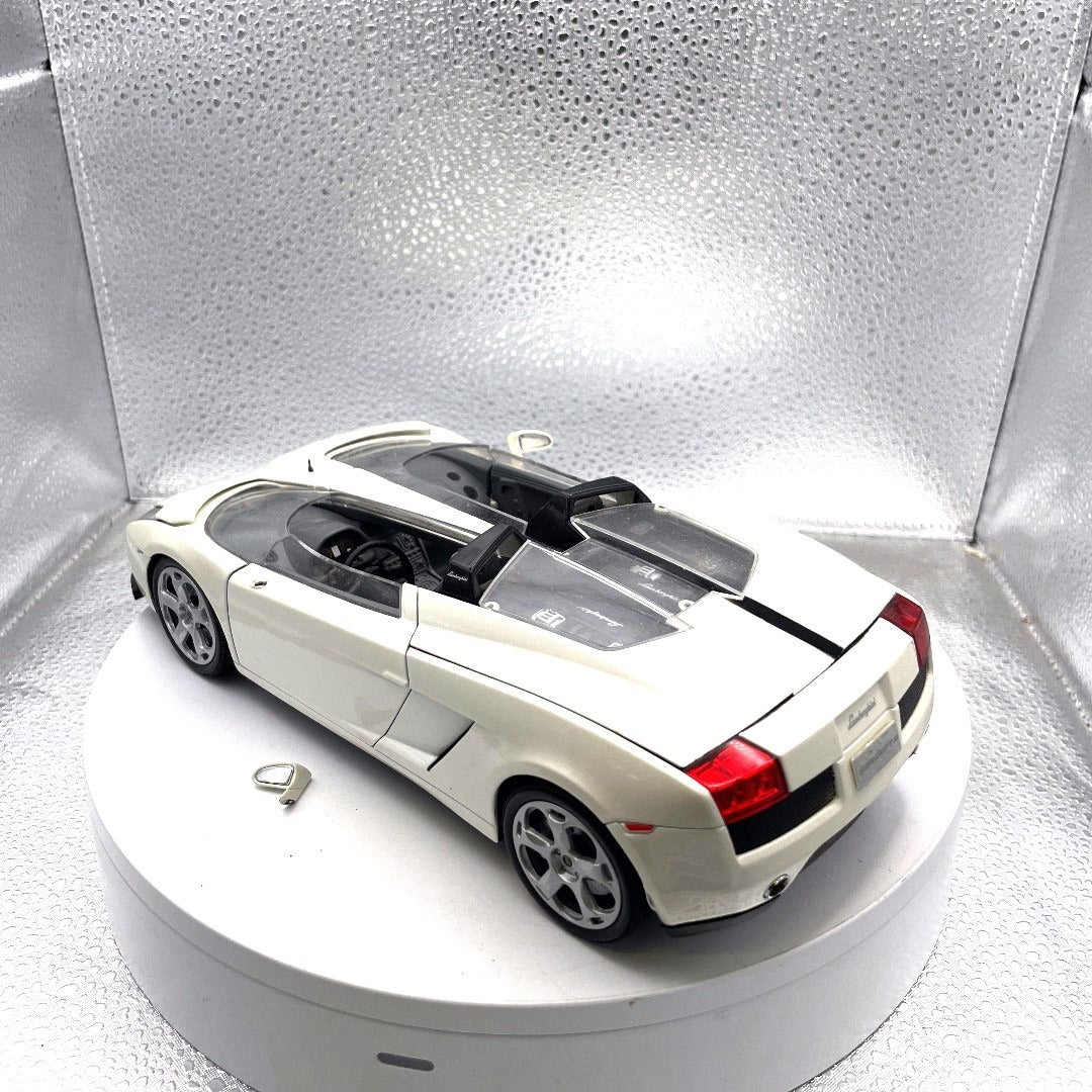 Motormax Lamborghini Concept S White Die Cast, Scale: 1/18, No. 79156 drivers side/back end view