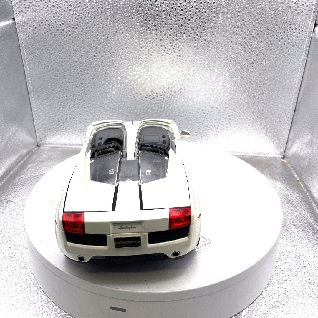 Motormax Lamborghini Concept S White Die Cast, Scale: 1/18, No. 79156 back end view