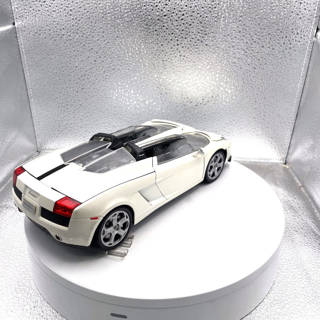 Motormax Lamborghini Concept S White Die Cast, Scale: 1/18, No. 79156 back end/passenger side view