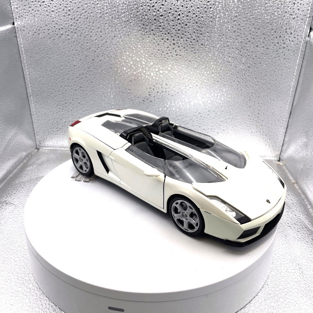 Motormax Lamborghini Concept S White Die Cast, Scale: 1/18, No. 79156 passenger side/front end view