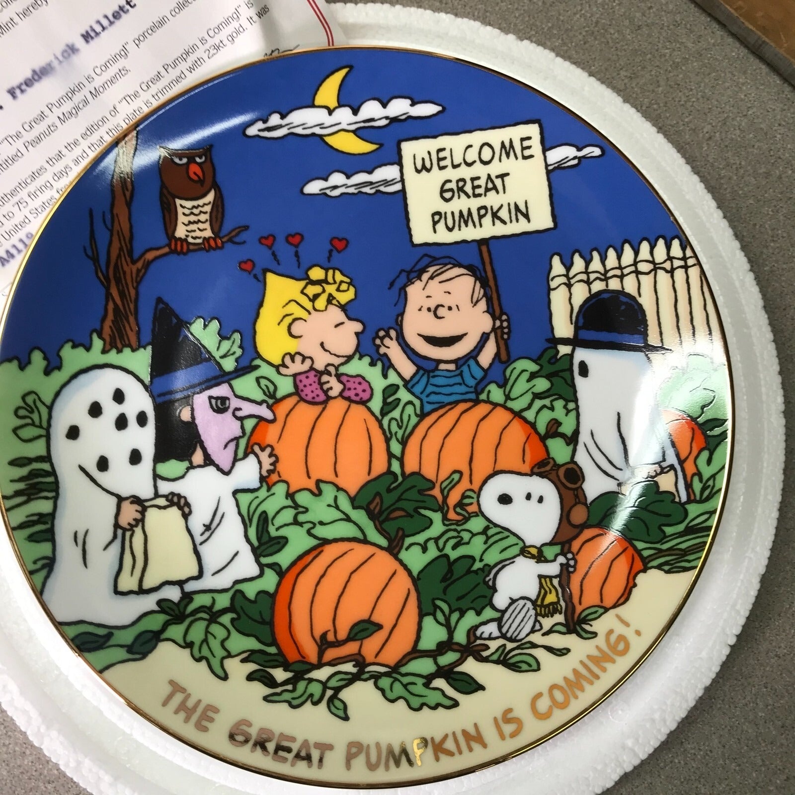 The Danbury Mint Peanuts Magical Moments Plates "The Great Pumpkin is Coming!,"  Closeup