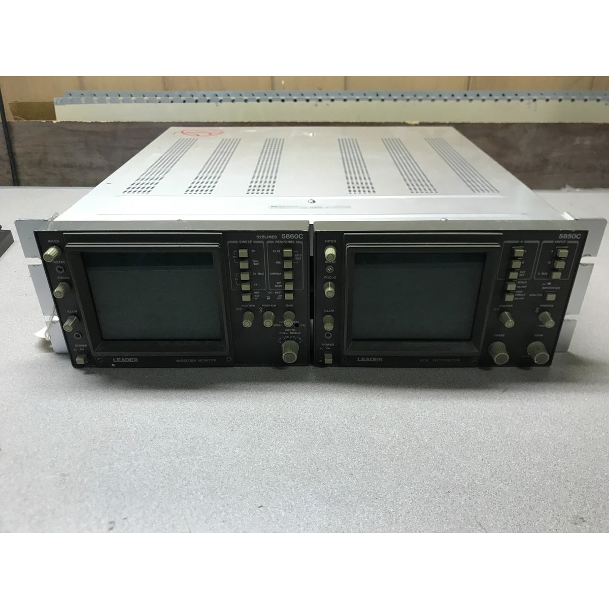 Leader Waveform Monitor NTSC Vectorscope 5860C 5850C front panel view