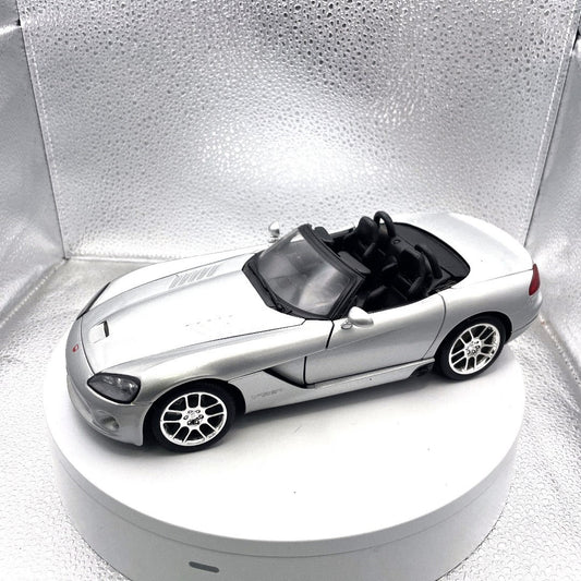 Maisto 2003 Dodge Viper SRT-10 Silver Die Cast, Scale: 1/18 front end/drivers side view