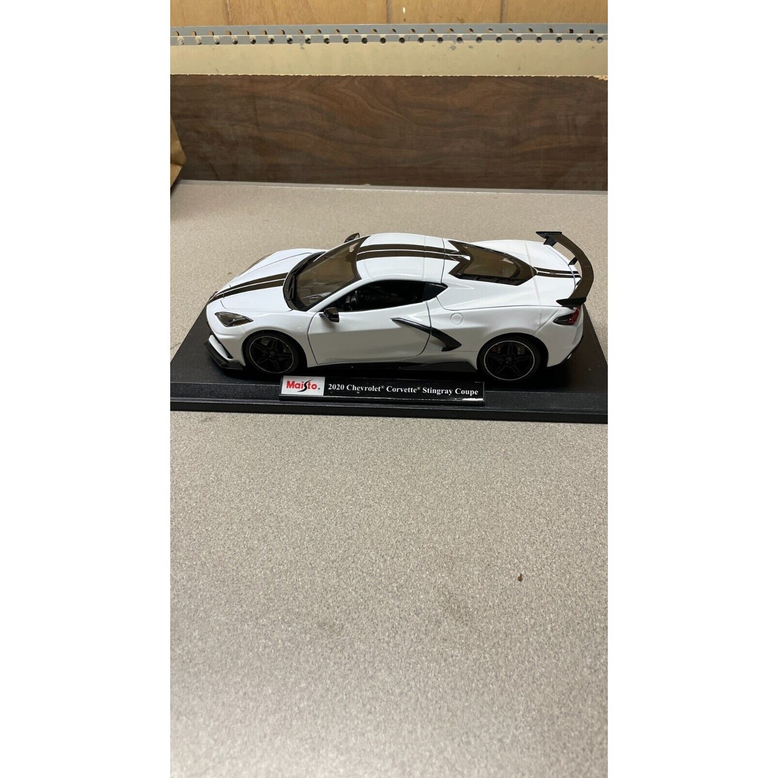 Maisto 2020 Chevrolet Corvette Stingray Coupe White Die Cast, Scale: 1/18 driver's side view