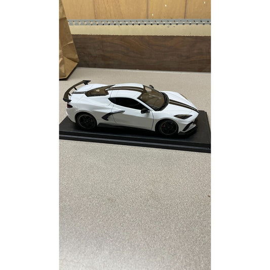 Maisto 2020 Chevrolet Corvette Stingray Coupe White Die Cast, Scale: 1/18 passenger side view