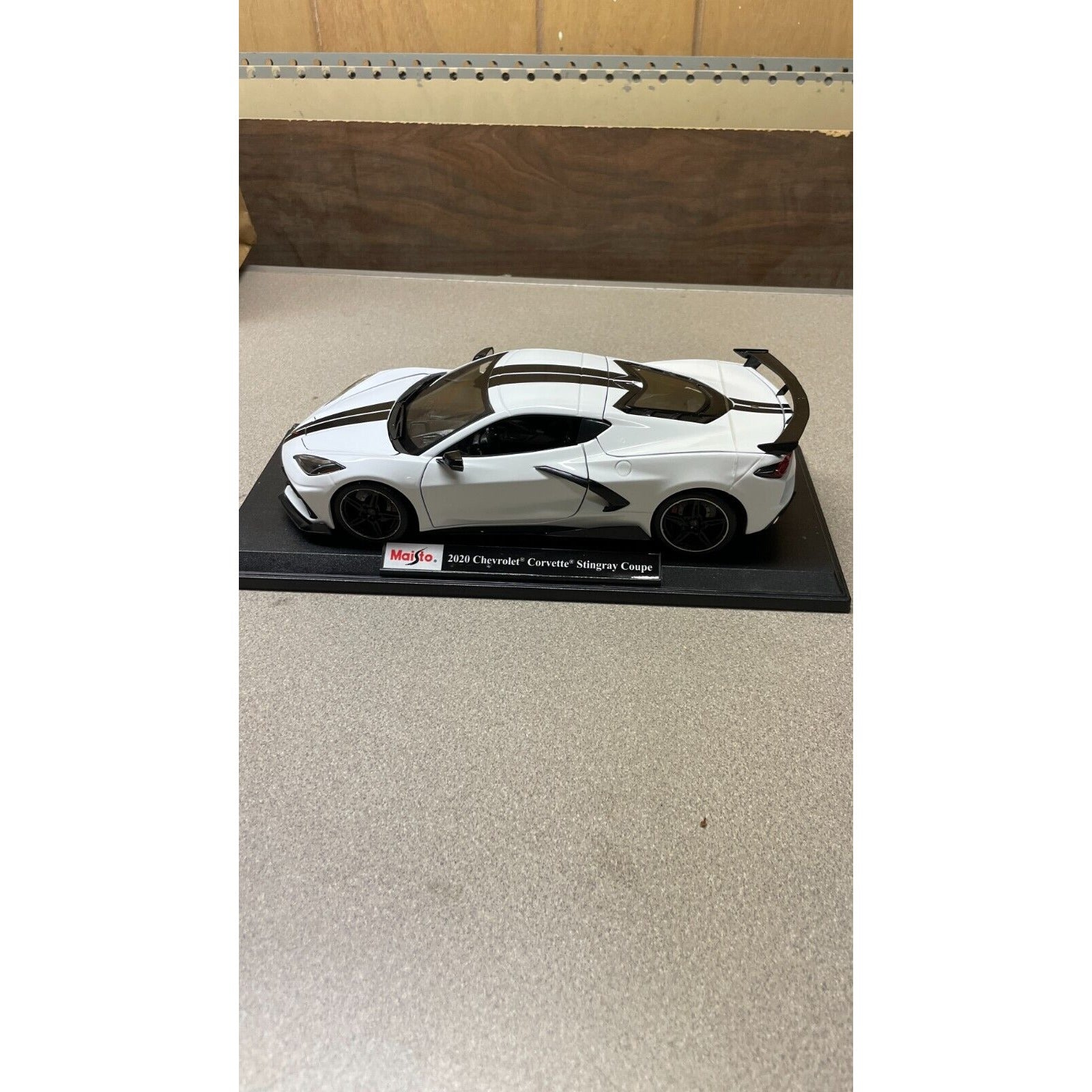 Maisto 2020 Chevrolet Corvette Stingray Coupe White Die Cast, Scale: 1/18 driver's side view