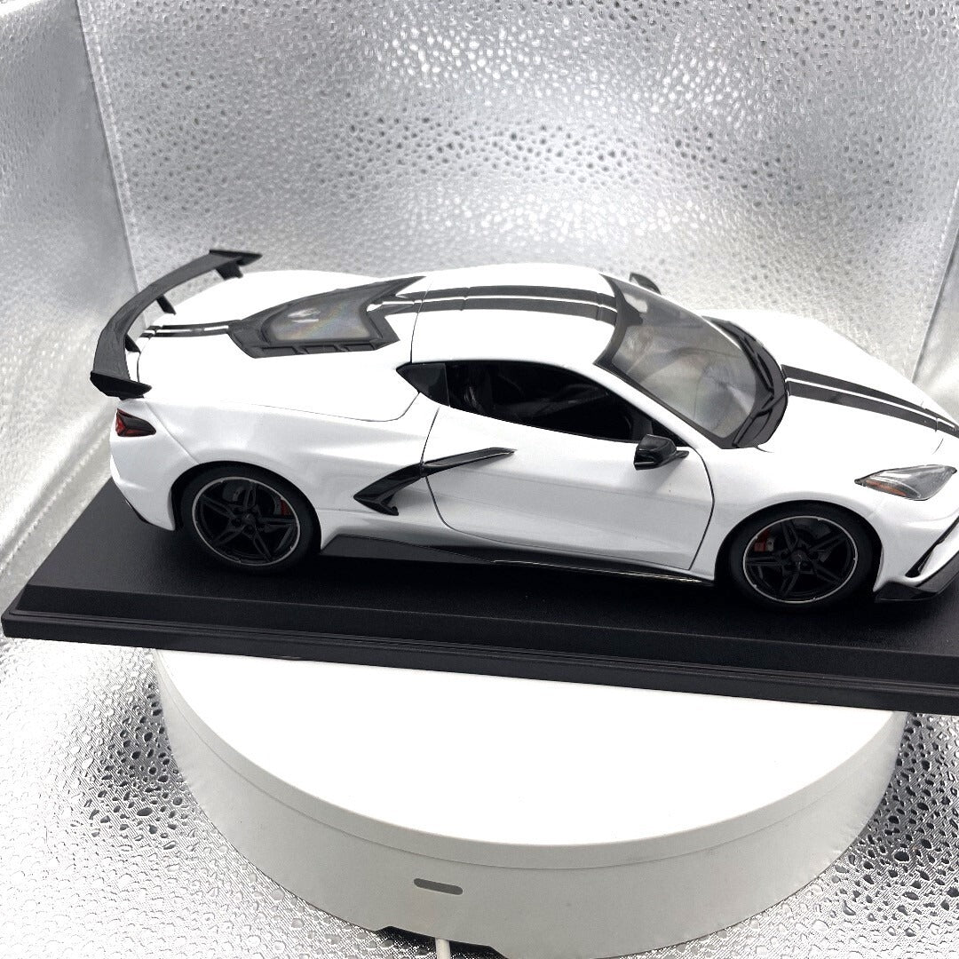 Maisto 2020 Chevrolet Corvette Stingray Coupe White Die Cast with Base, Scale: 1/18 passenger side view
