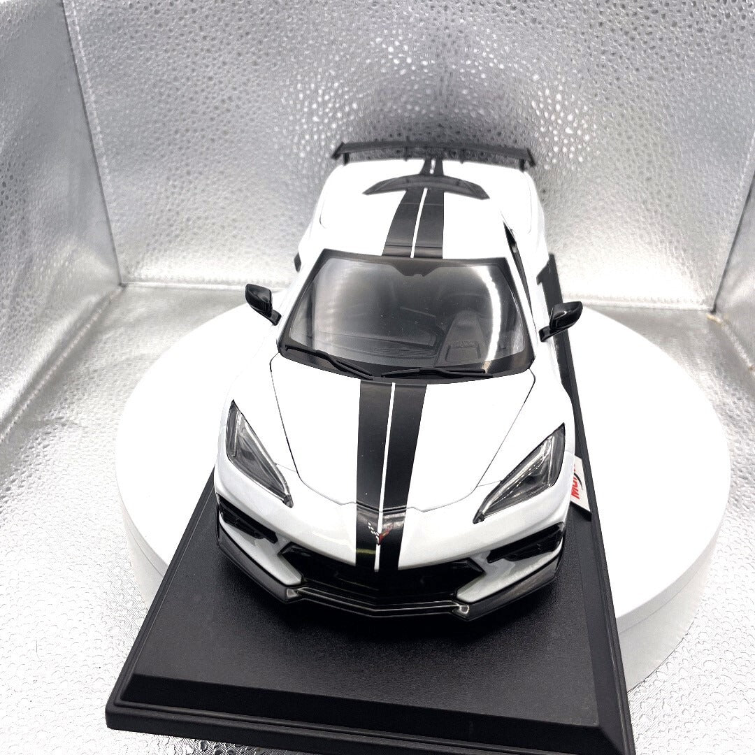Maisto 2020 Chevrolet Corvette Stingray Coupe White Die Cast with Base, Scale: 1/18  front end view