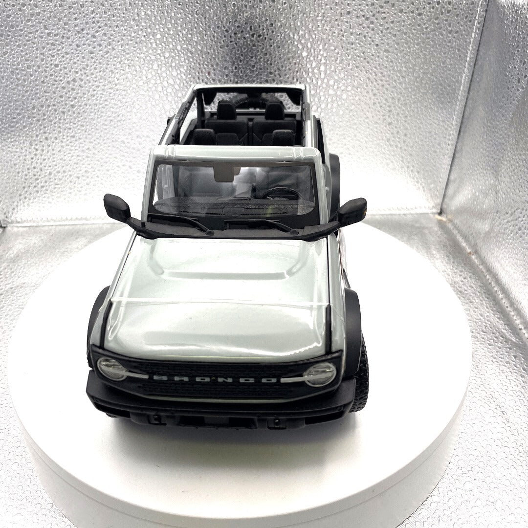 Maisto 2021 Ford Bronco Grey, Scale: 1/18 12302 front view