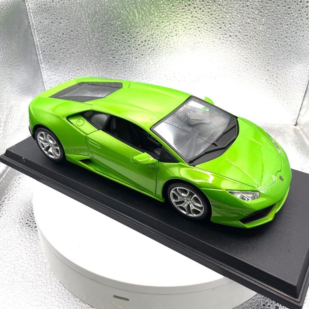 Maisto Lamborghini Huricán LP 610-4 Green Die Cast with Base, Scale: 1/18, Cracked Windshield passenger/front side view