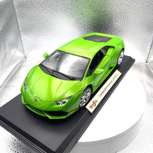 Maisto Lamborghini Huricán LP 610-4 Green Die Cast with Base, Scale: 1/18, Cracked Windshield front/driver's side view