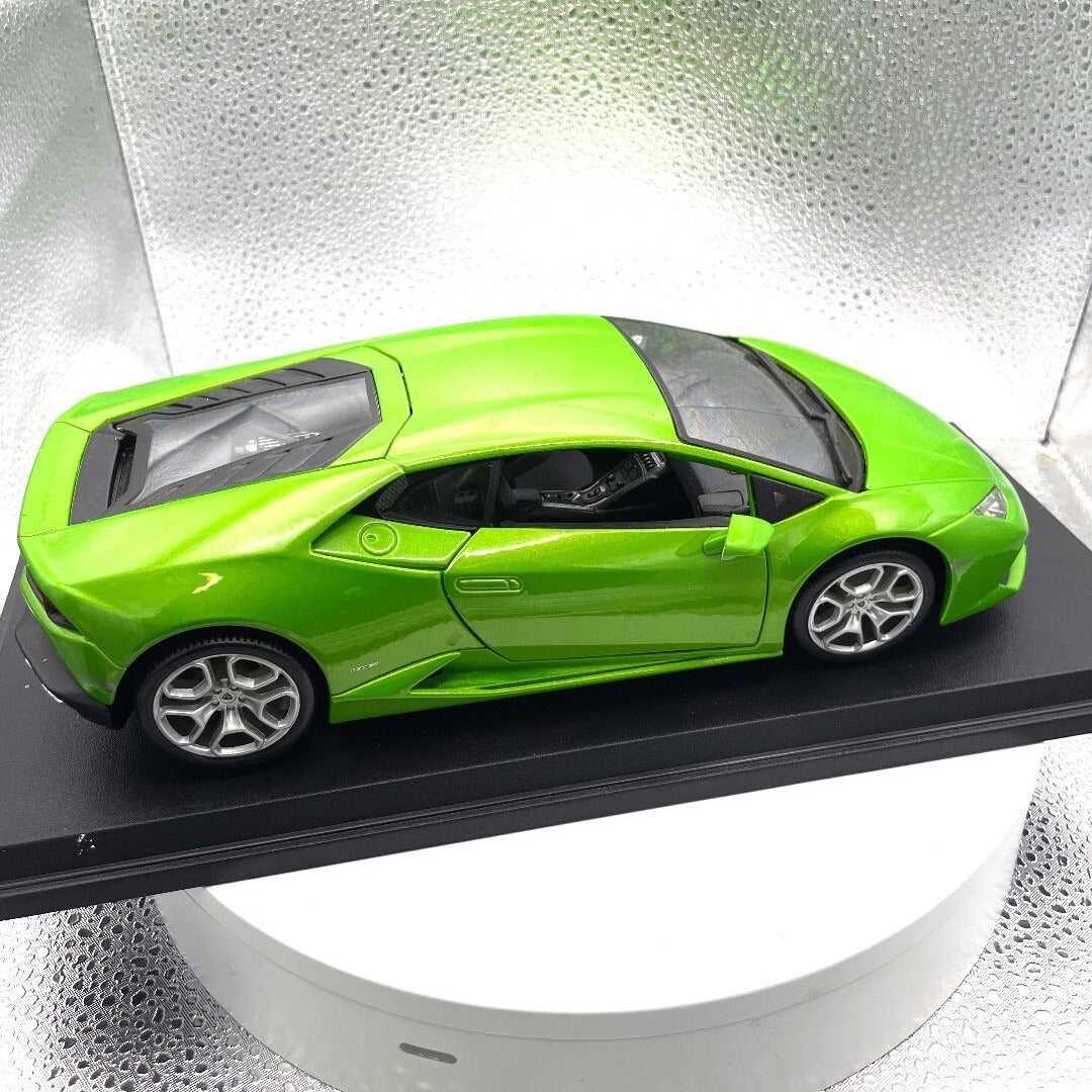 Maisto Lamborghini Huricán LP 610-4 Green Die Cast with Base, Scale: 1/18, Cracked Windshield passenger side view
