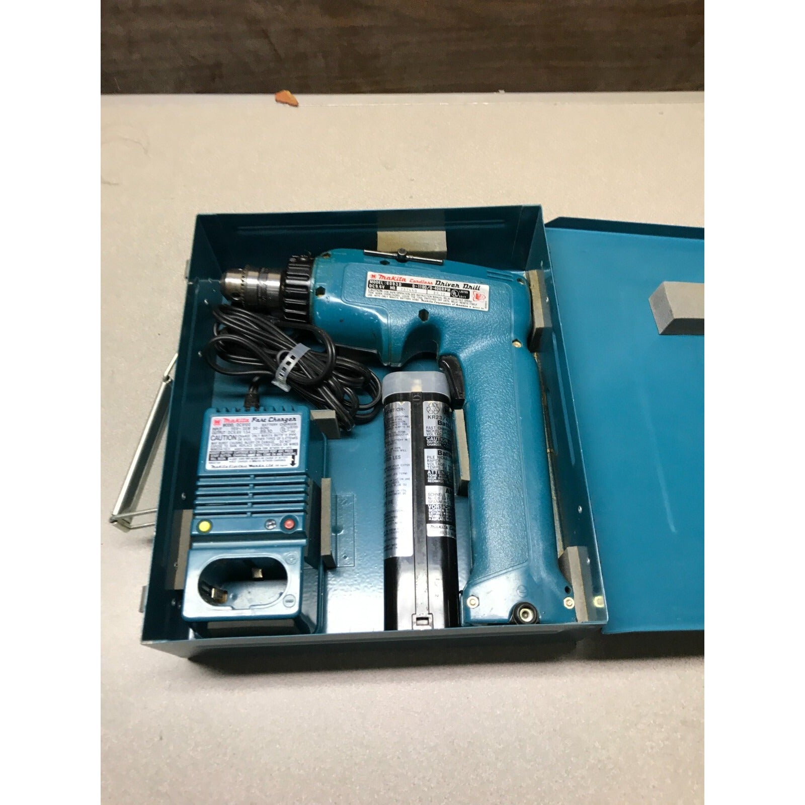 Makita Cordless Driver Drill, Model 6093D DC 9.6V, Tested Works, Good Condition 2 Batteries