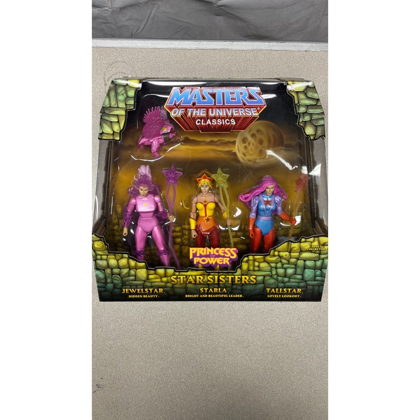 Mattel W8894 Masters of the Universe Classics Star Sisters, Jewelstar, Starla, Tailstar front of package displaying items