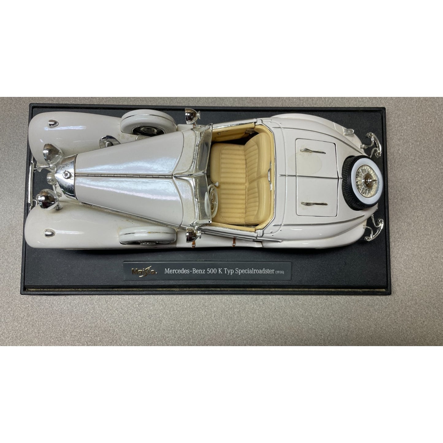 Maisto White 1936 Mercedes-Benz 500 K Typ Specialroadster 1:18 Scale Diecast Model overhead view on display stand